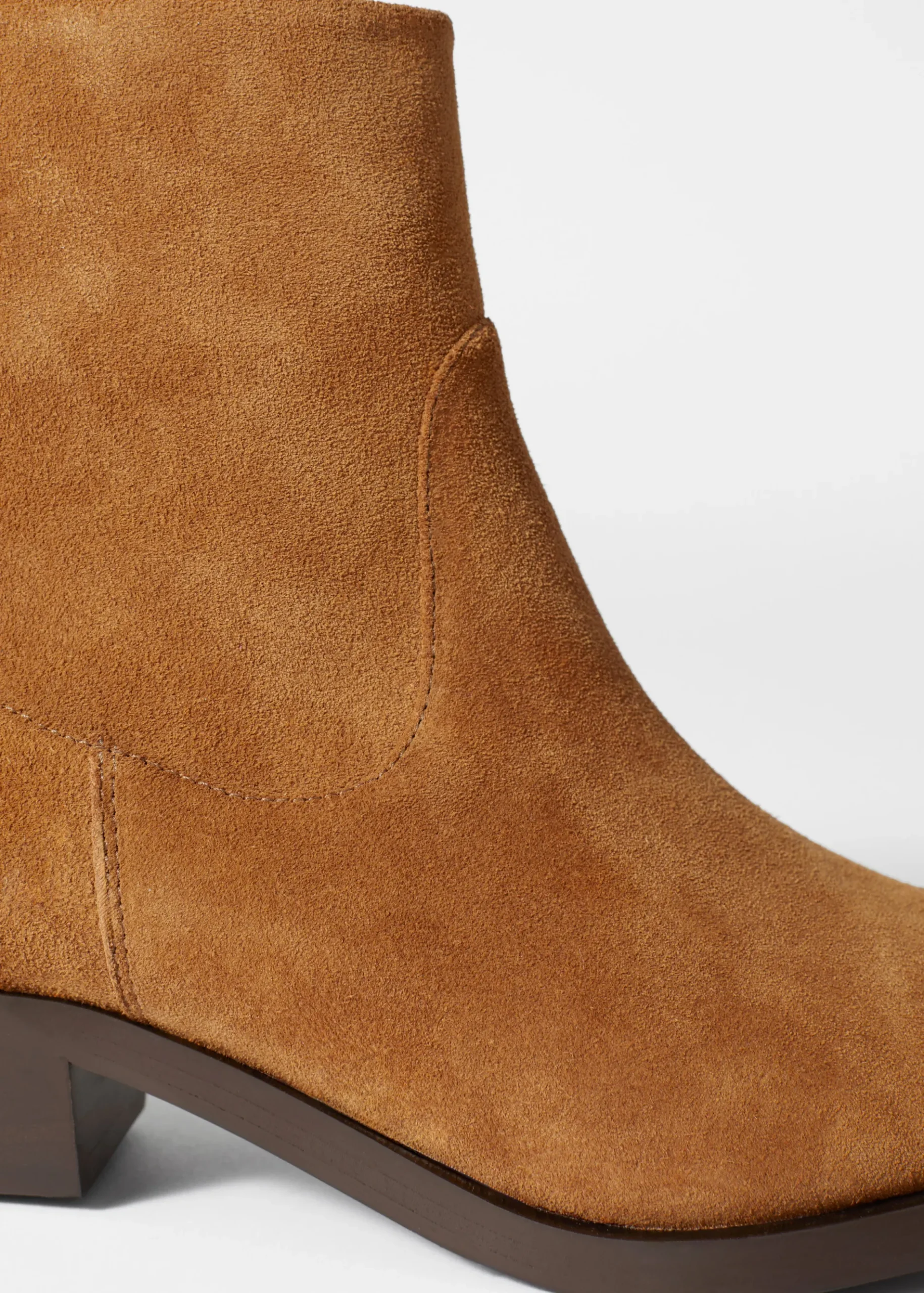 & Other Stories Ankle Boots aus Leder mit spitzer Zehenpartie