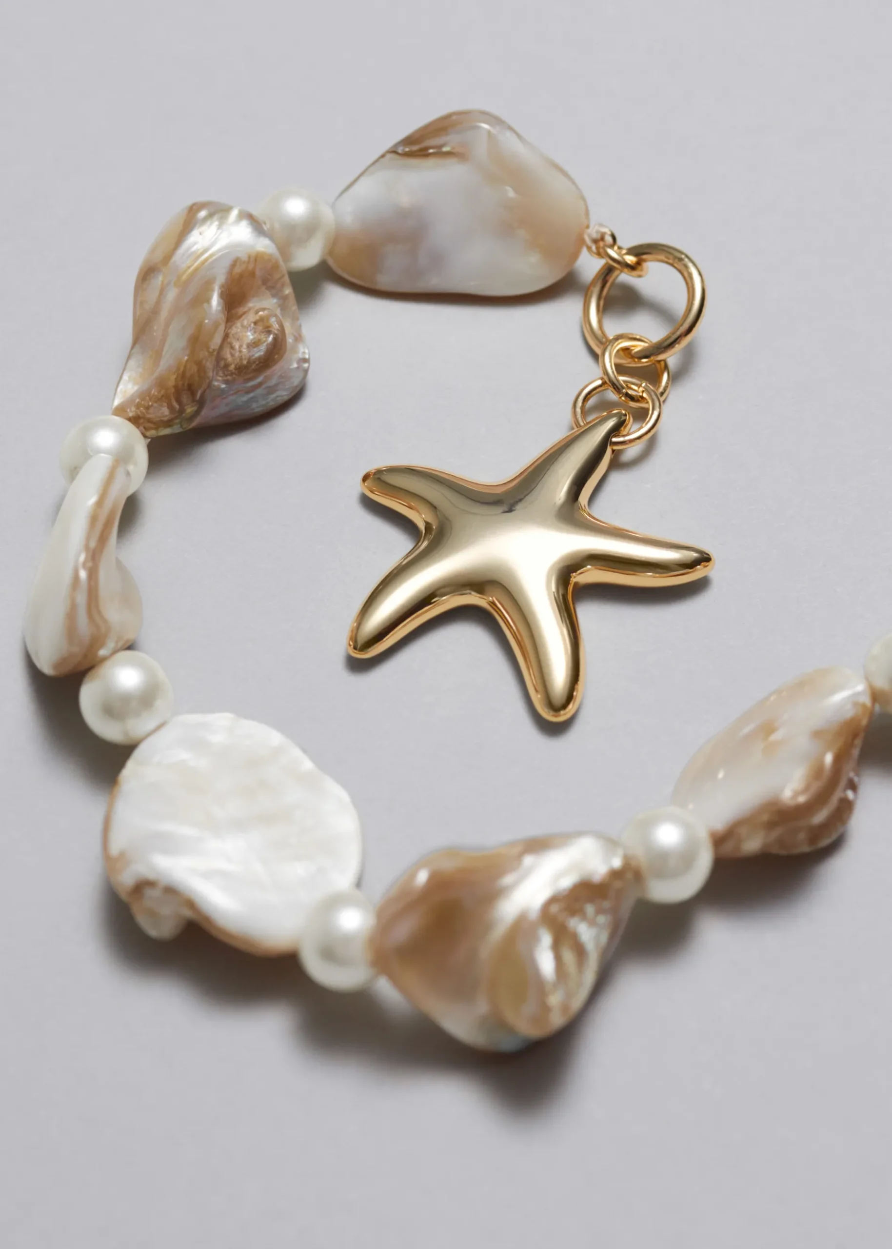& Other Stories Armband mit Seestern und Muscheln