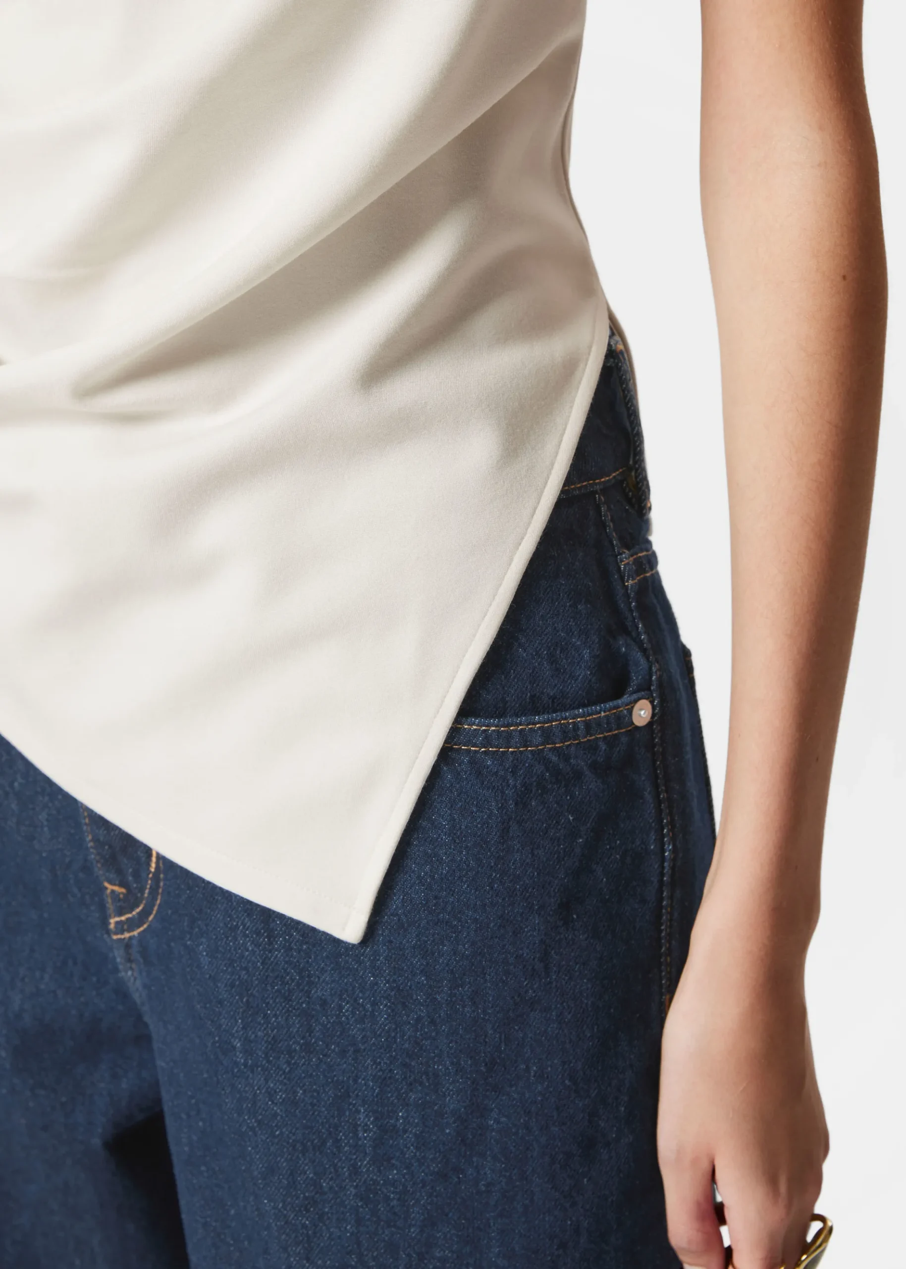& Other Stories Asymmetrisches T-Shirt mit Drapierung