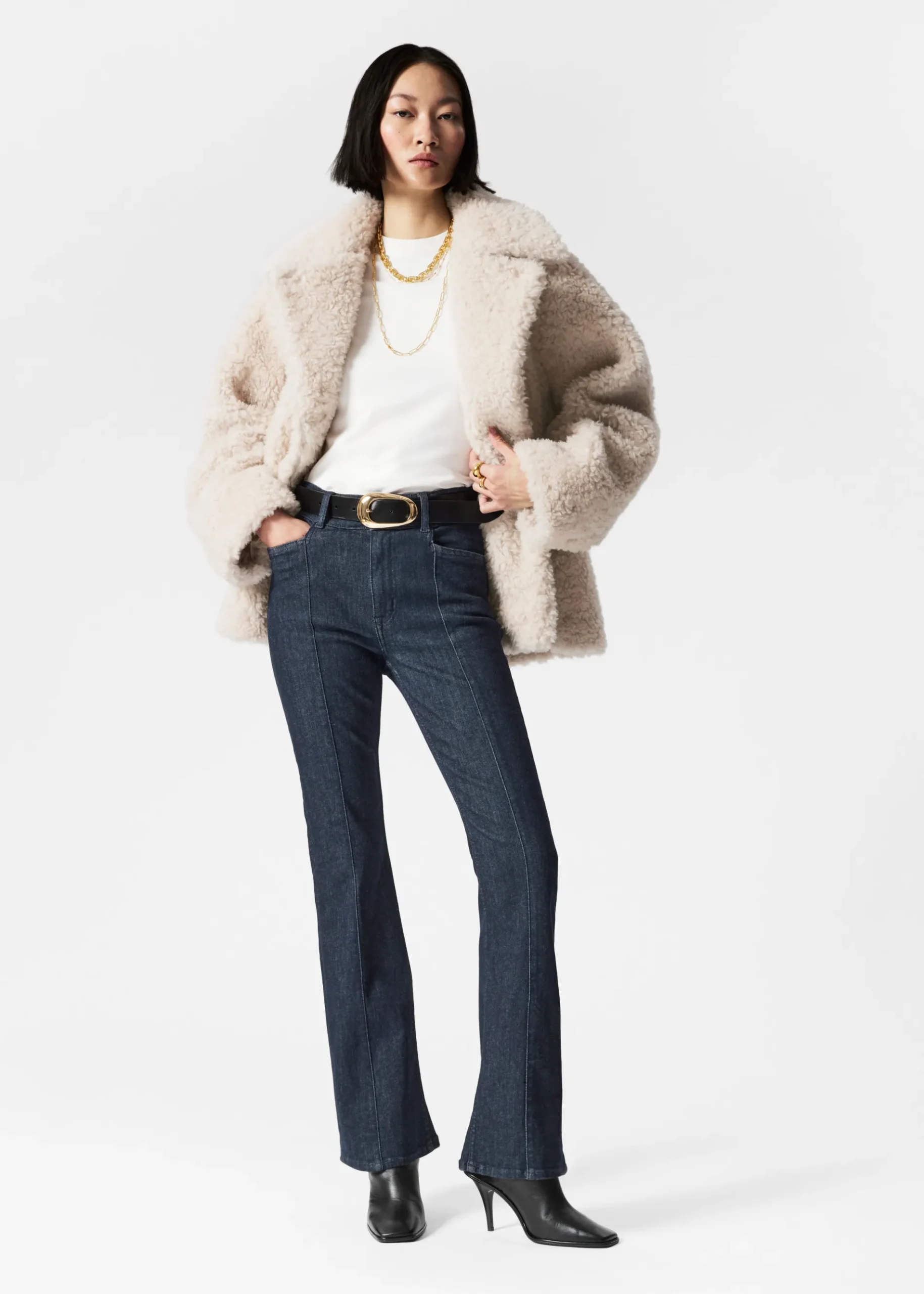 & Other Stories Ausgestellte Jeans mit schmaler Passform