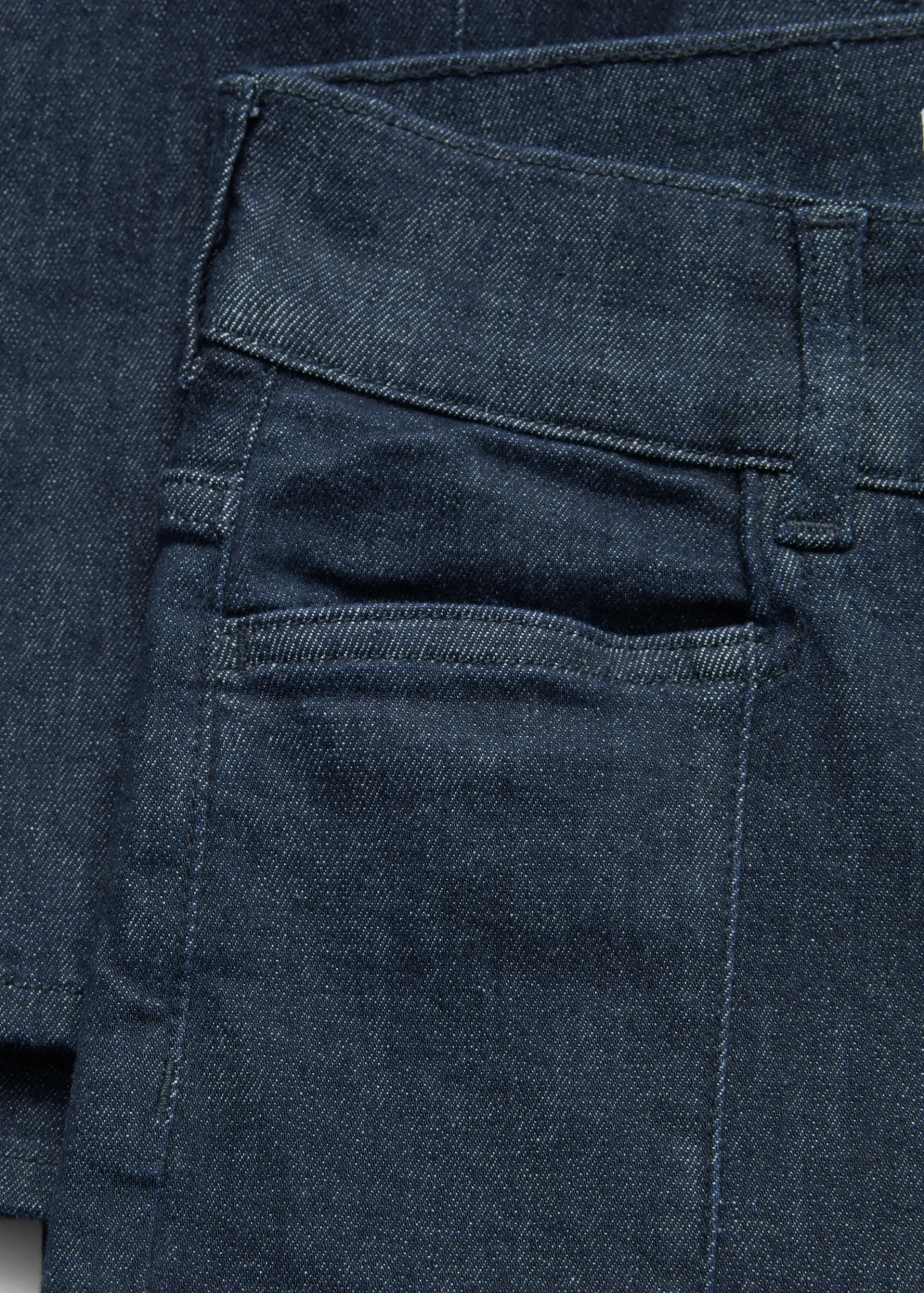 & Other Stories Ausgestellte Jeans mit schmaler Passform