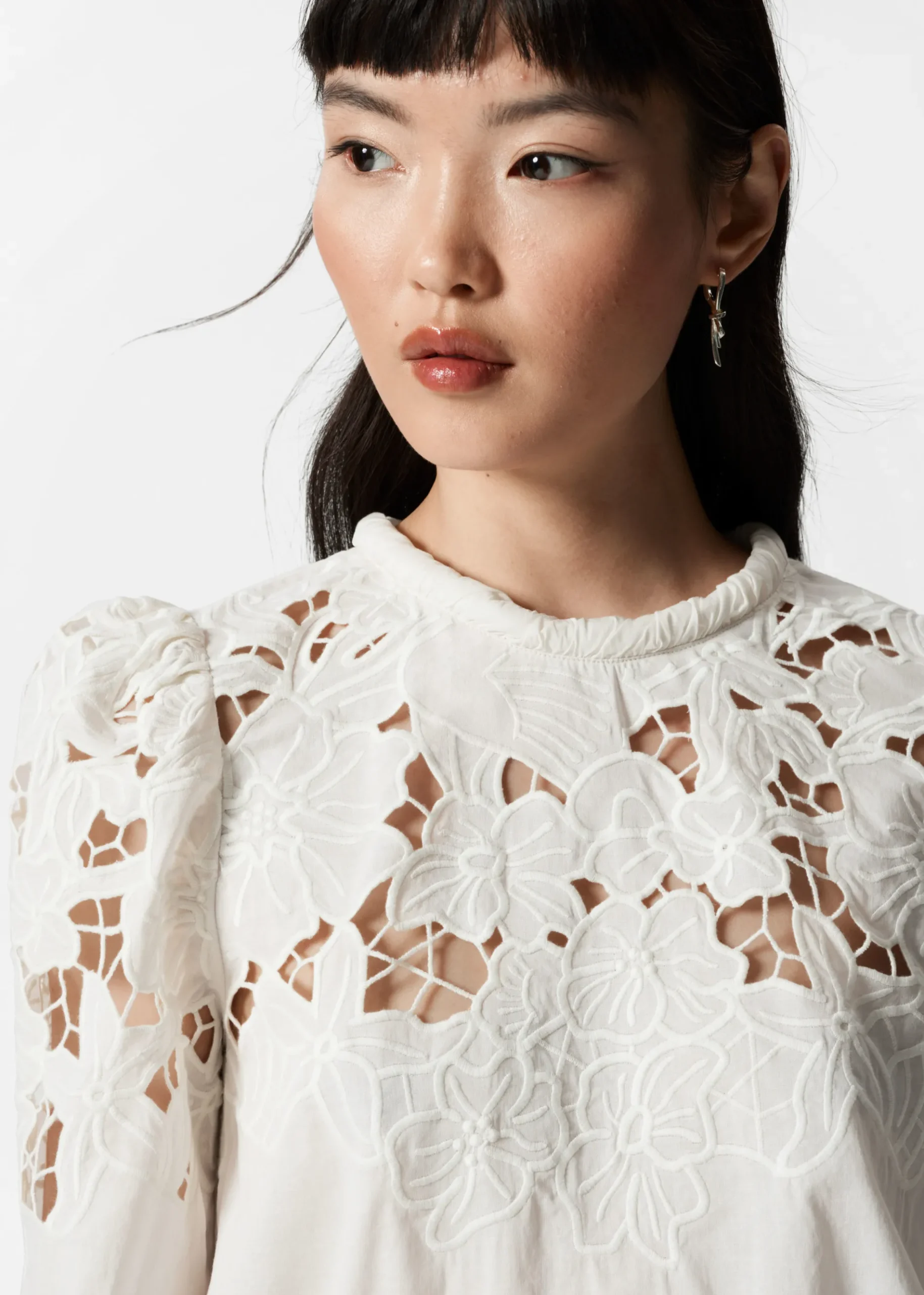 & Other Stories Bestickte Bluse mit Puffärmeln