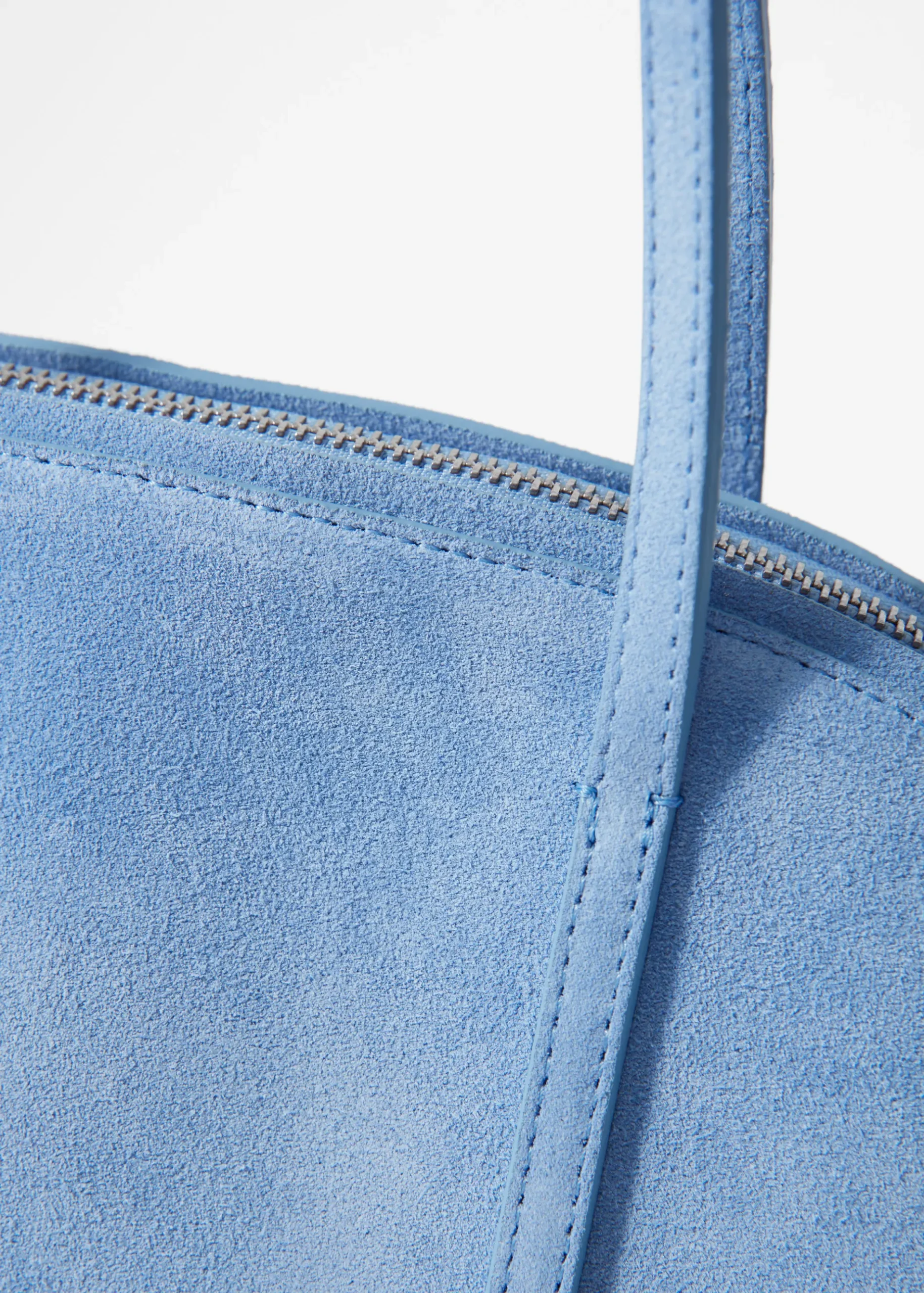 & Other Stories Bowlingtasche aus Veloursleder