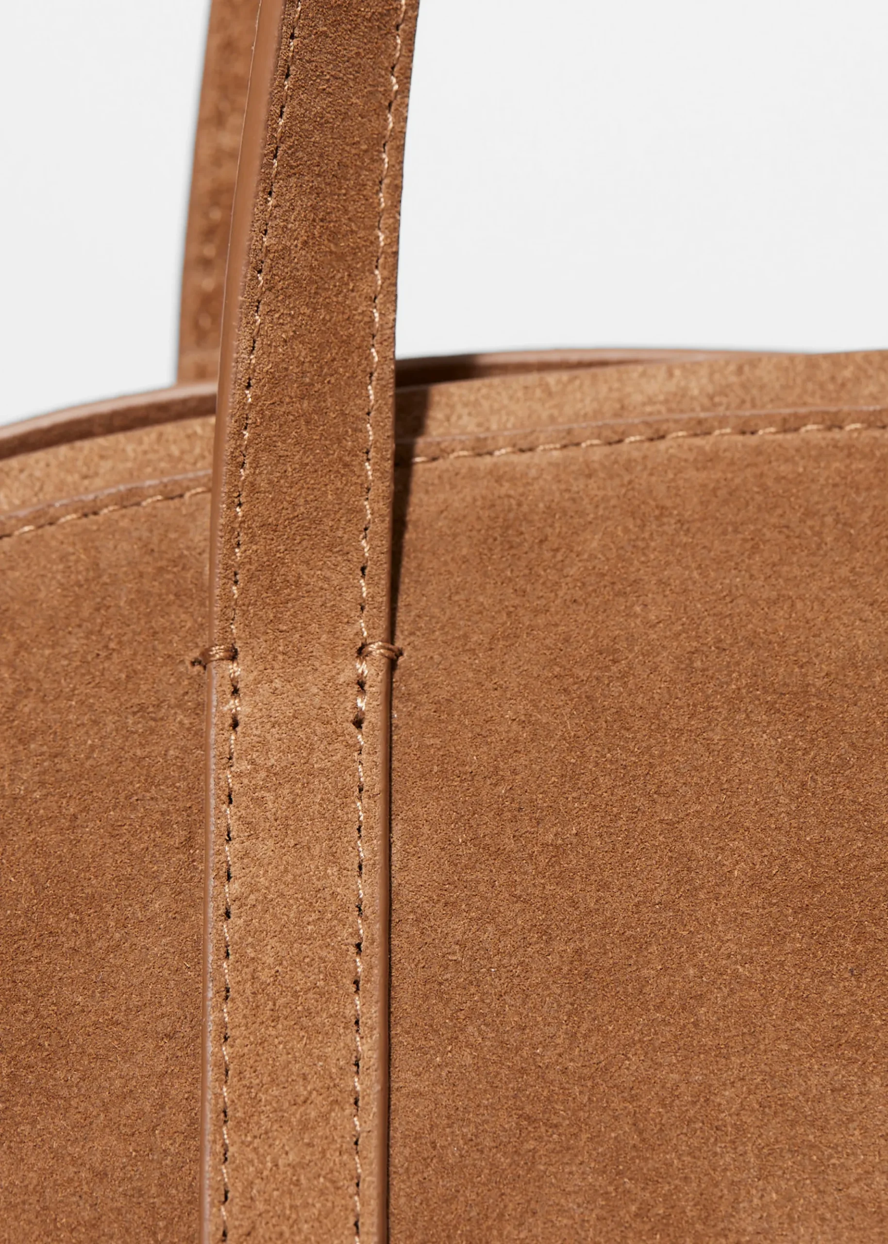 & Other Stories Bowlingtasche aus Veloursleder