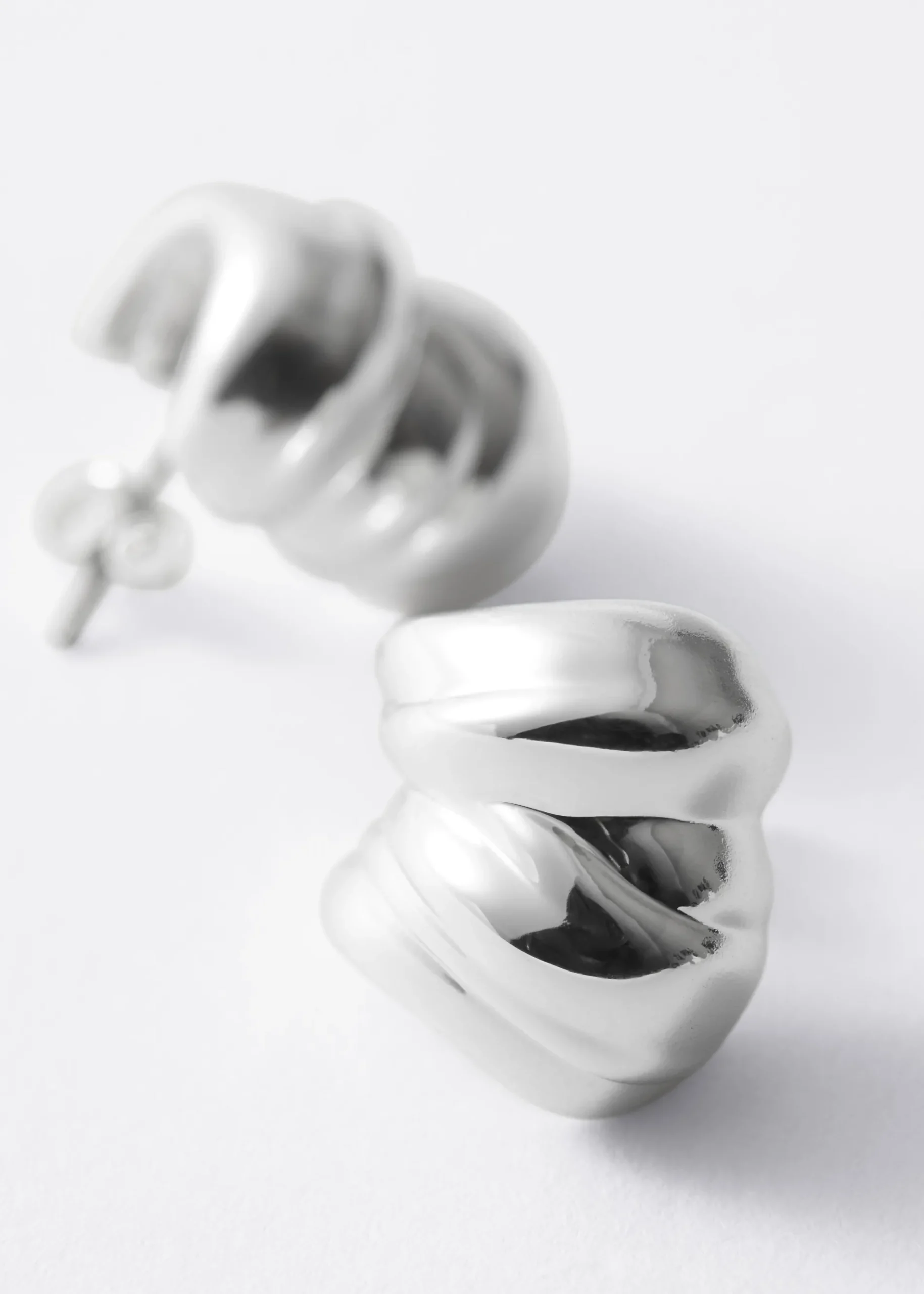 & Other Stories Creolen mit markant-skulpturaler Form