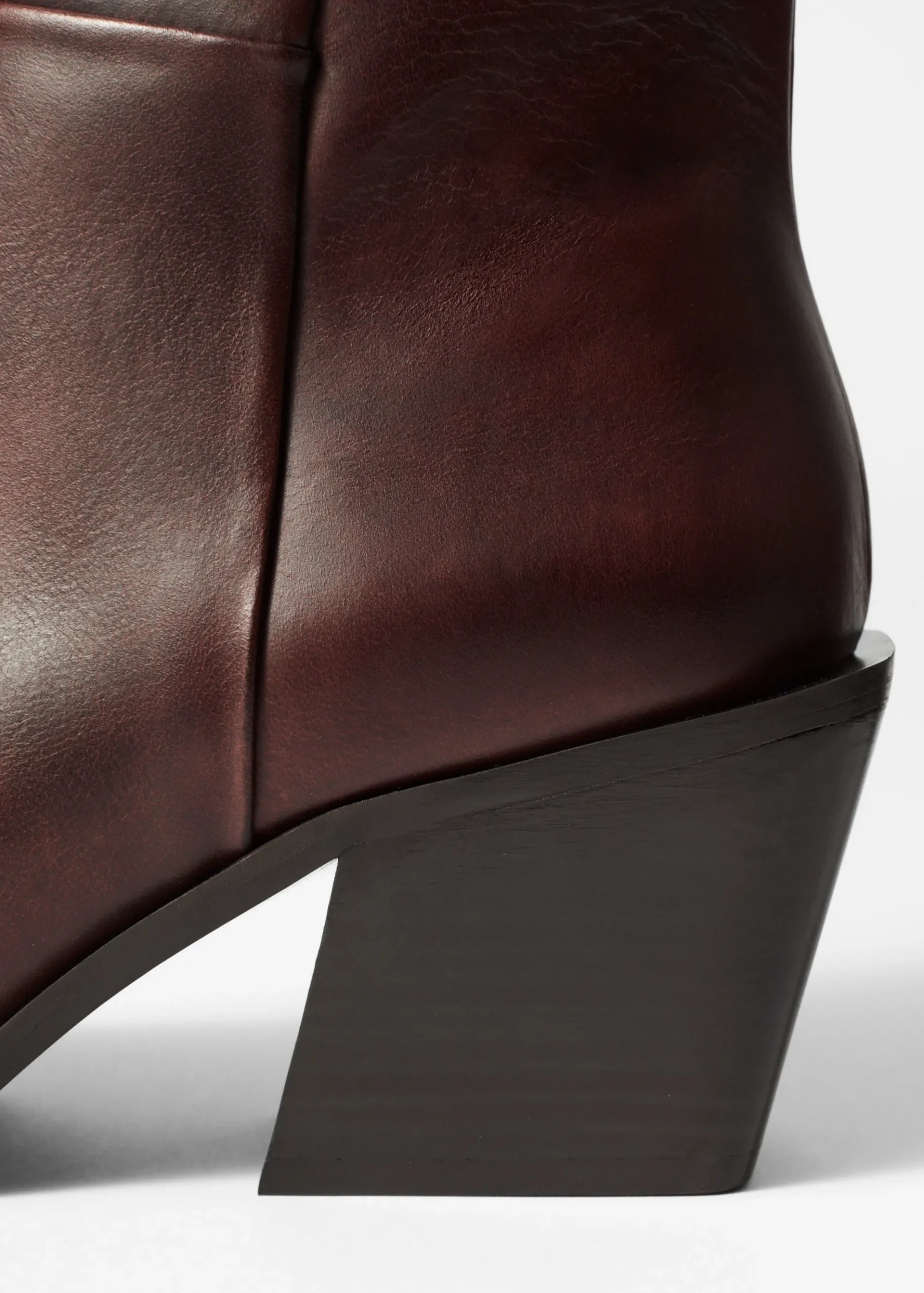 & Other Stories Elegante Cowboystiefeletten aus Leder