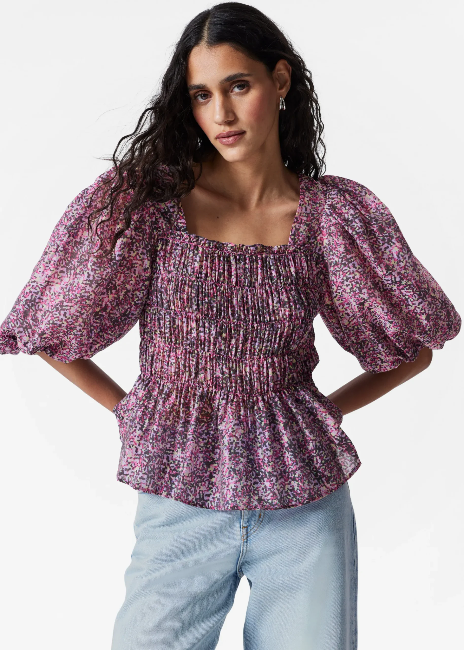 & Other Stories Gesmokte Bluse mit Puffärmeln