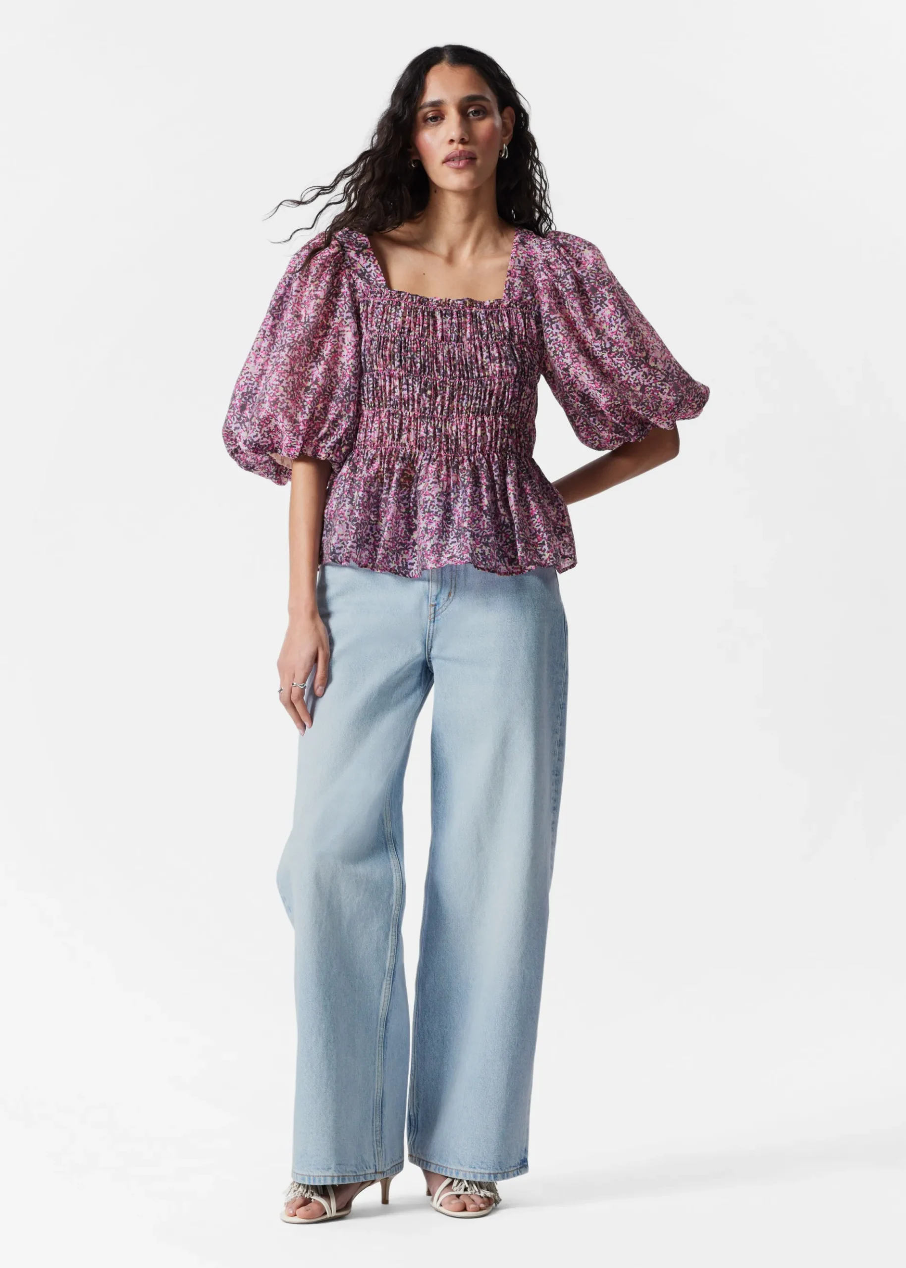 & Other Stories Gesmokte Bluse mit Puffärmeln