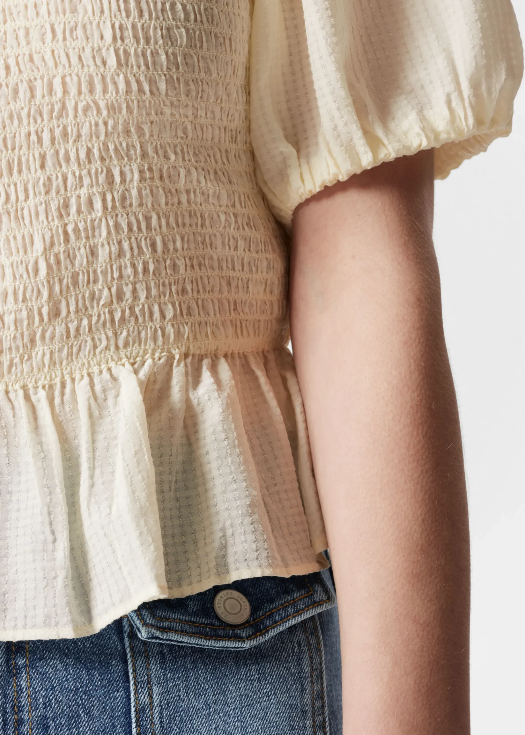 & Other Stories Gesmokte Bluse mit Schößchen