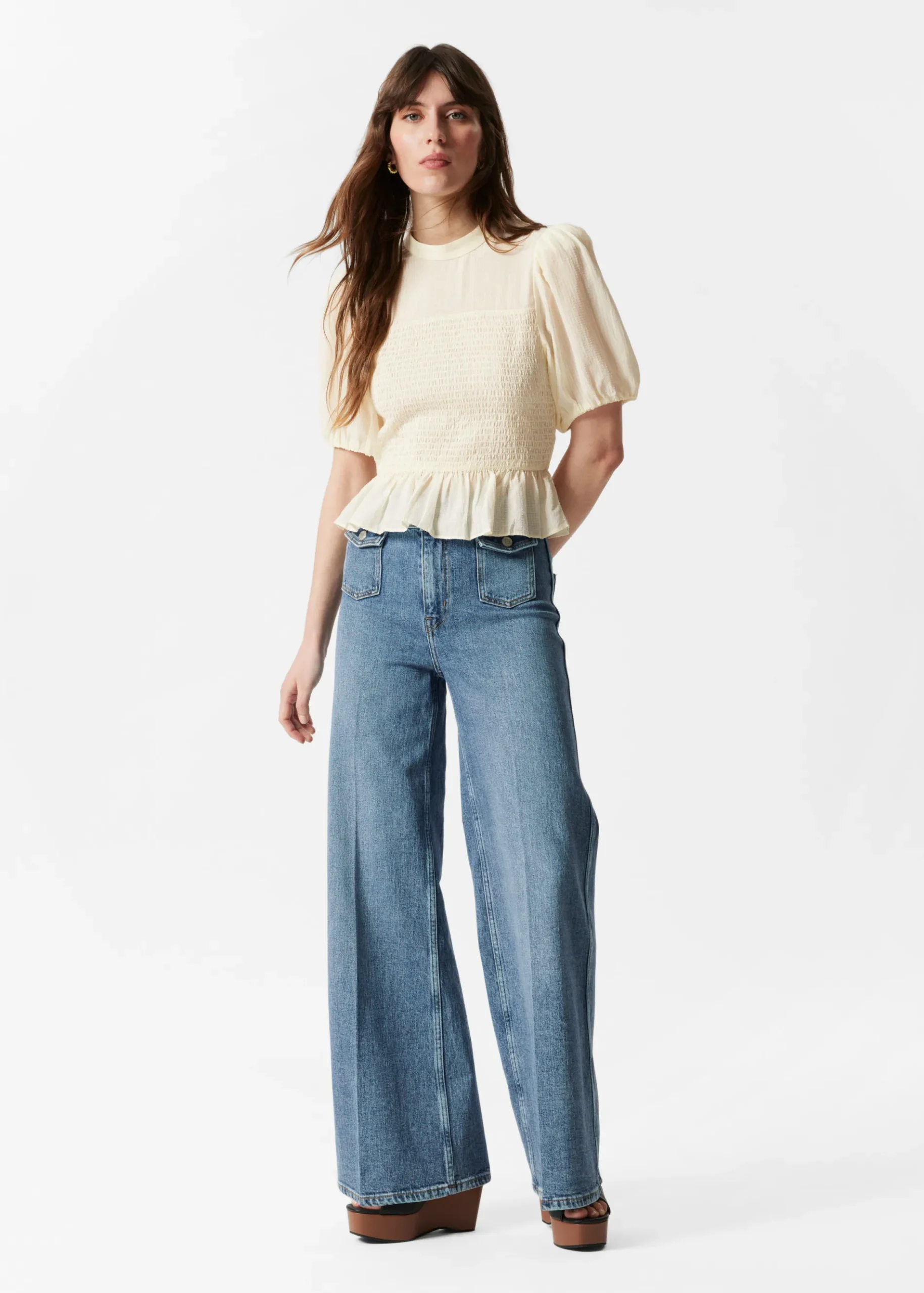 & Other Stories Gesmokte Bluse mit Schößchen
