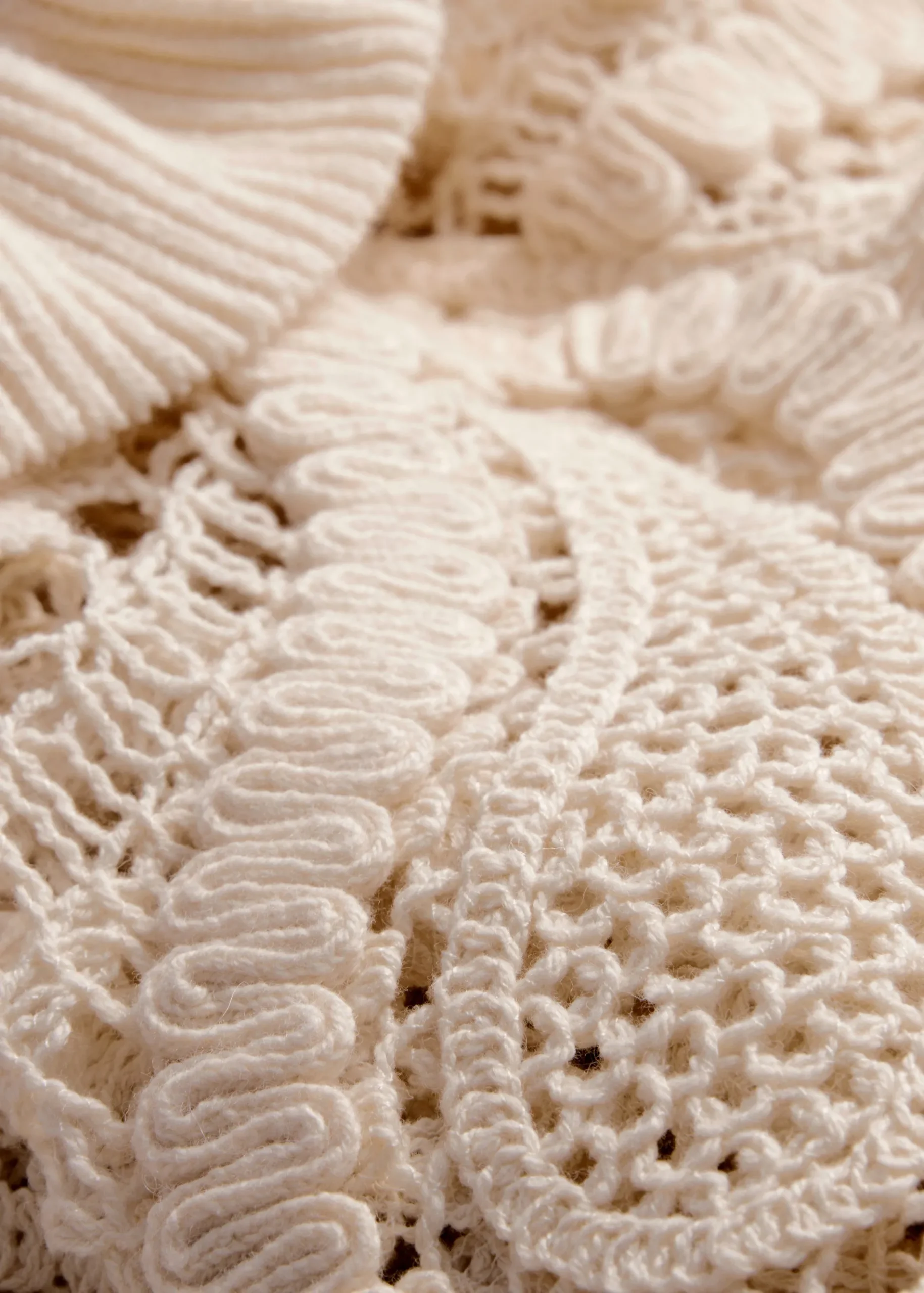 & Other Stories Häkelbluse mit Paisley-Muster