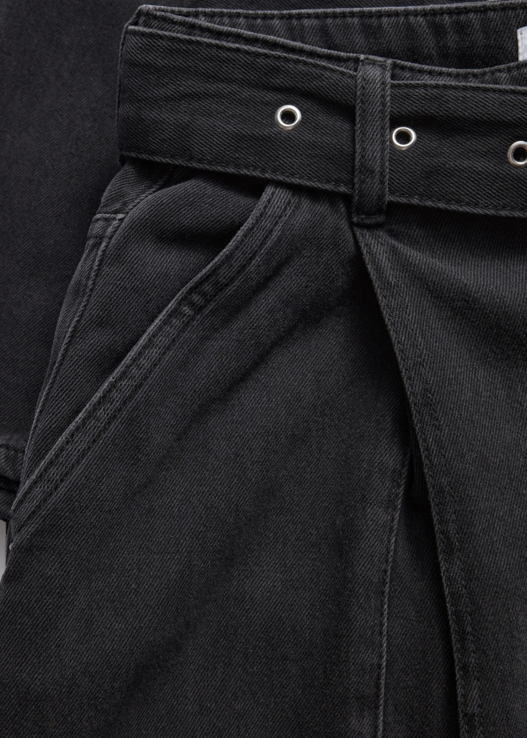 & Other Stories Jeans mit Faltendetail und Gürtel