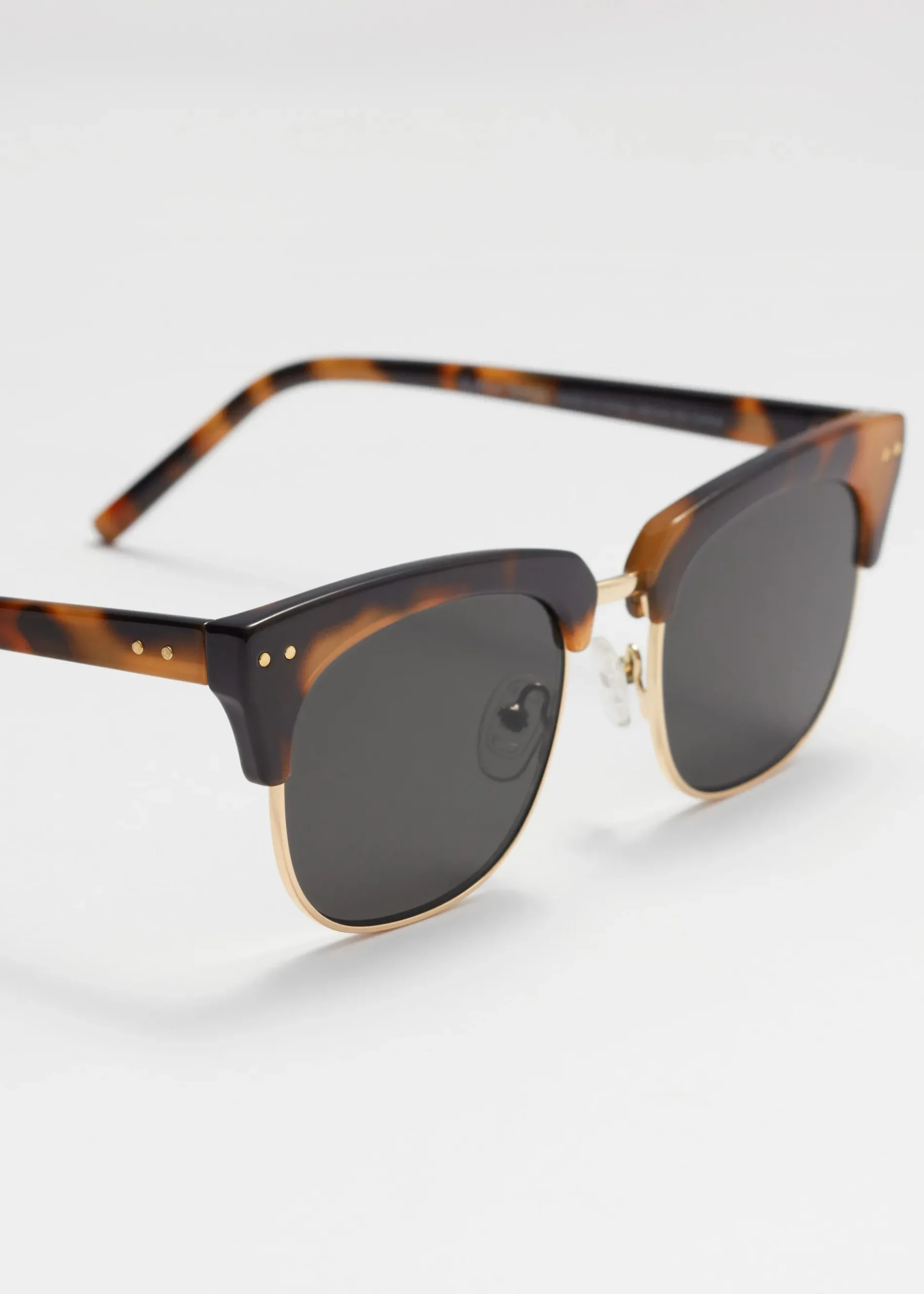 & Other Stories Klassische Sonnenbrille mit D-förmigem Rahmen