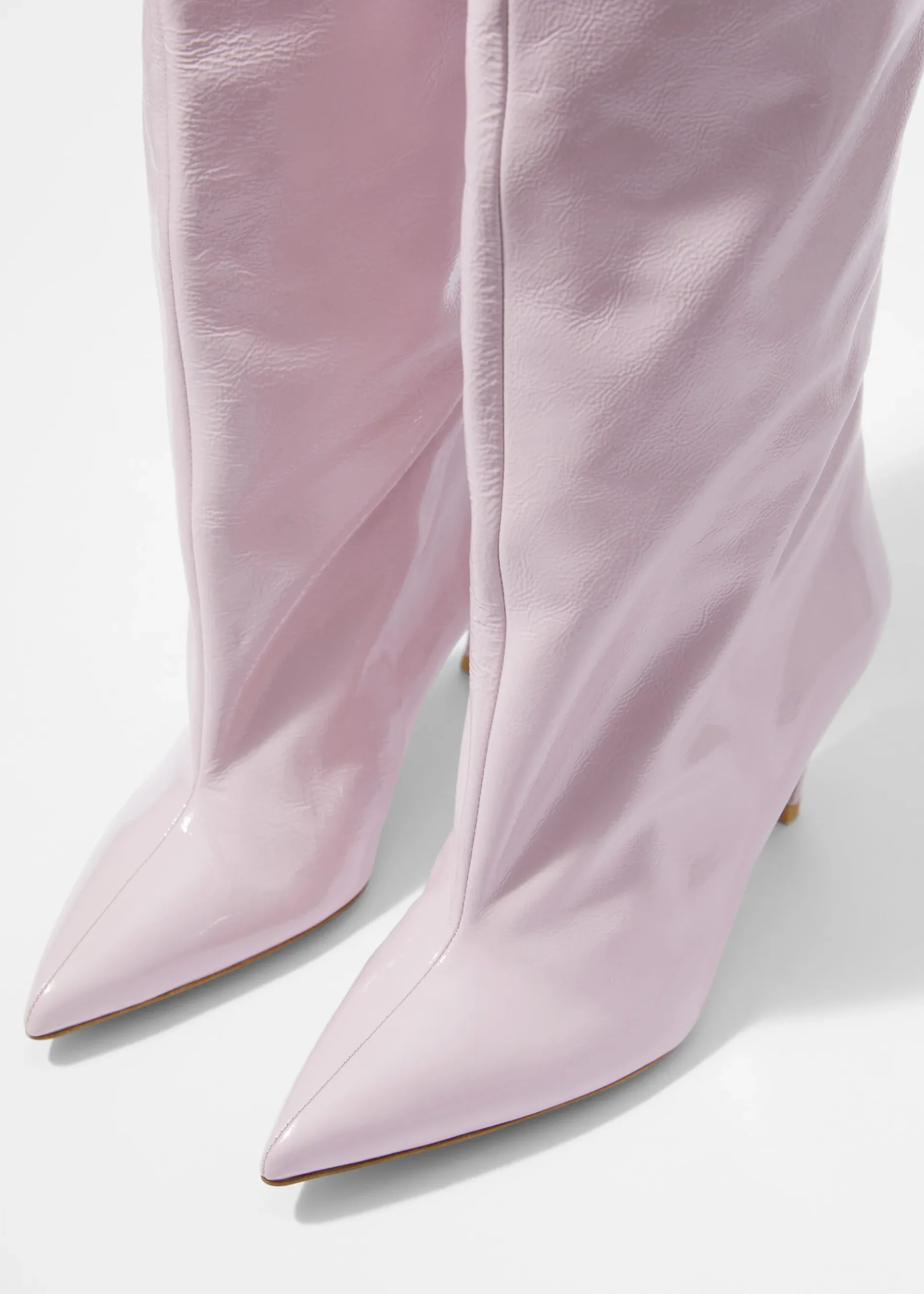 & Other Stories Kniehohe Stiefel aus Lackleder