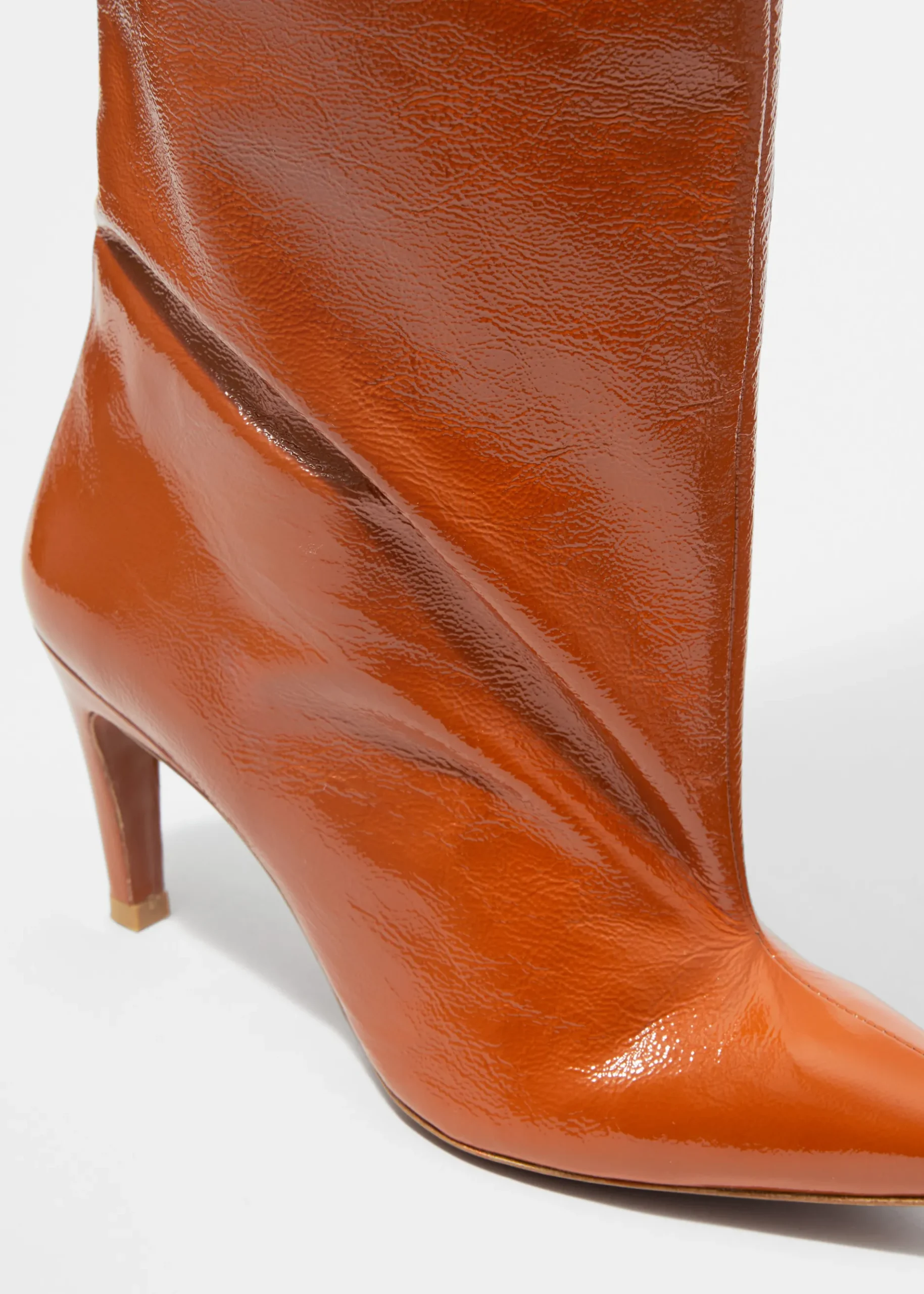 & Other Stories Kniehohe Stiefel aus Lackleder