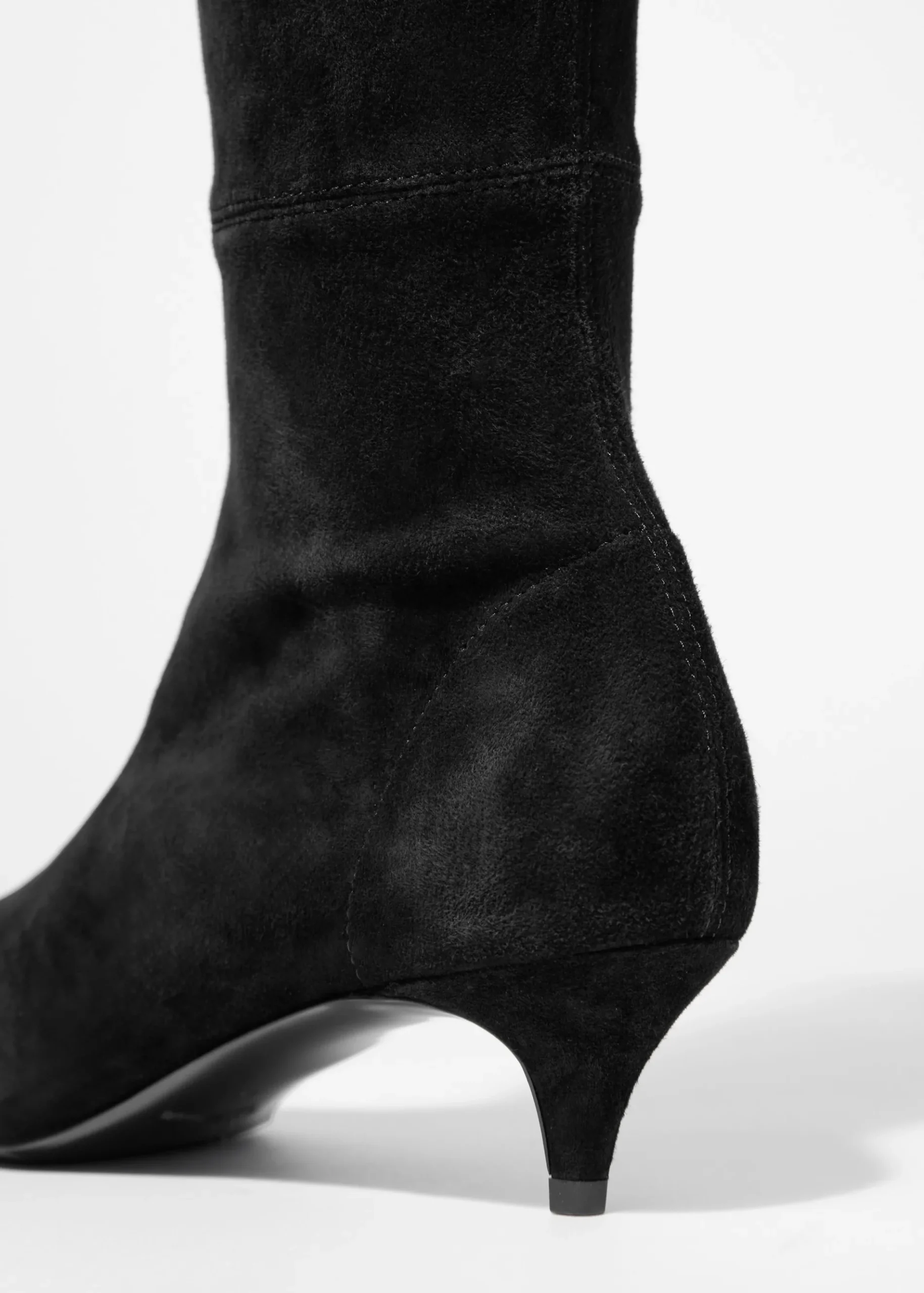 & Other Stories Kniehohe Stiefel aus Stretch-Veloursleder