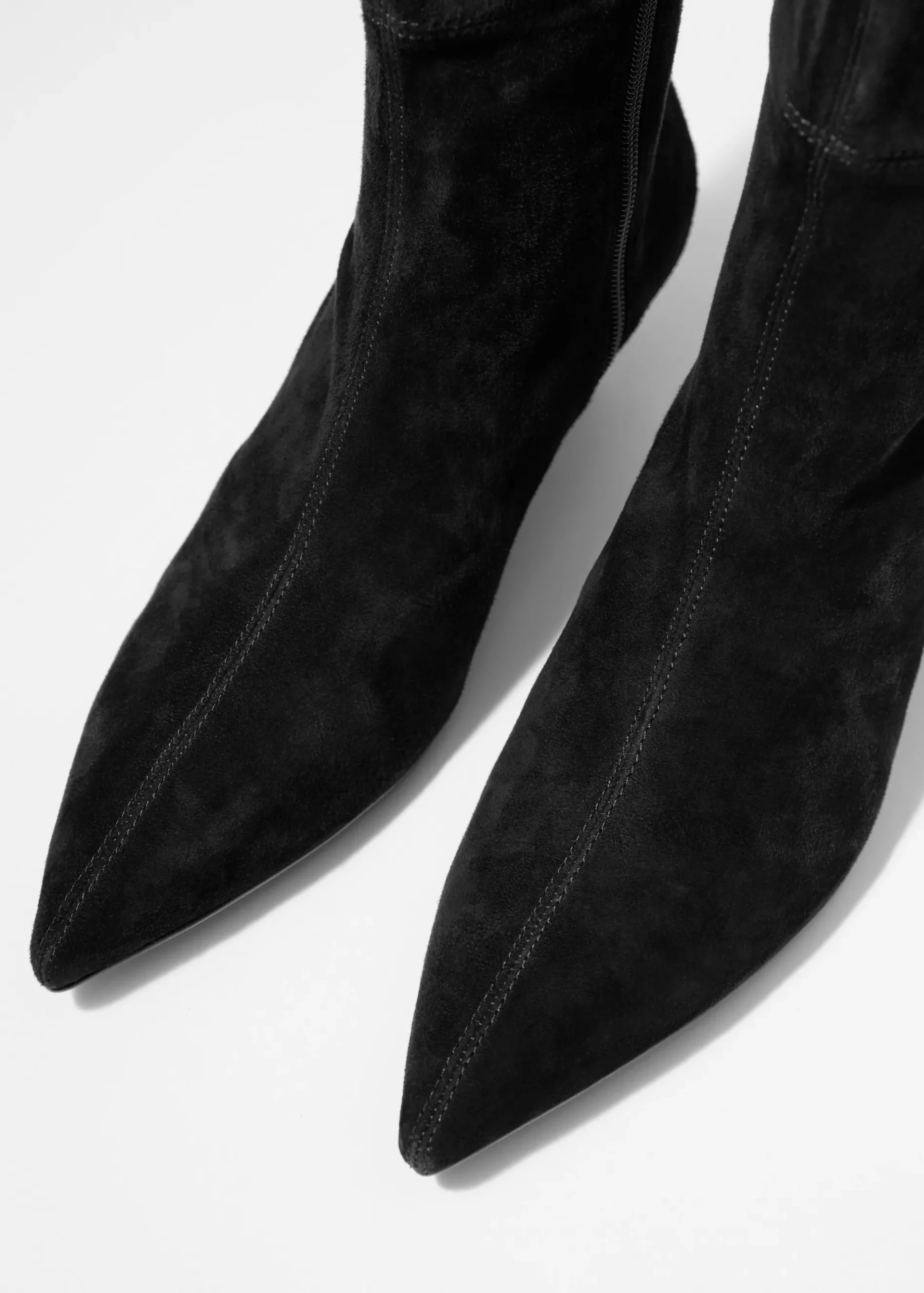 & Other Stories Kniehohe Stiefel aus Stretch-Veloursleder