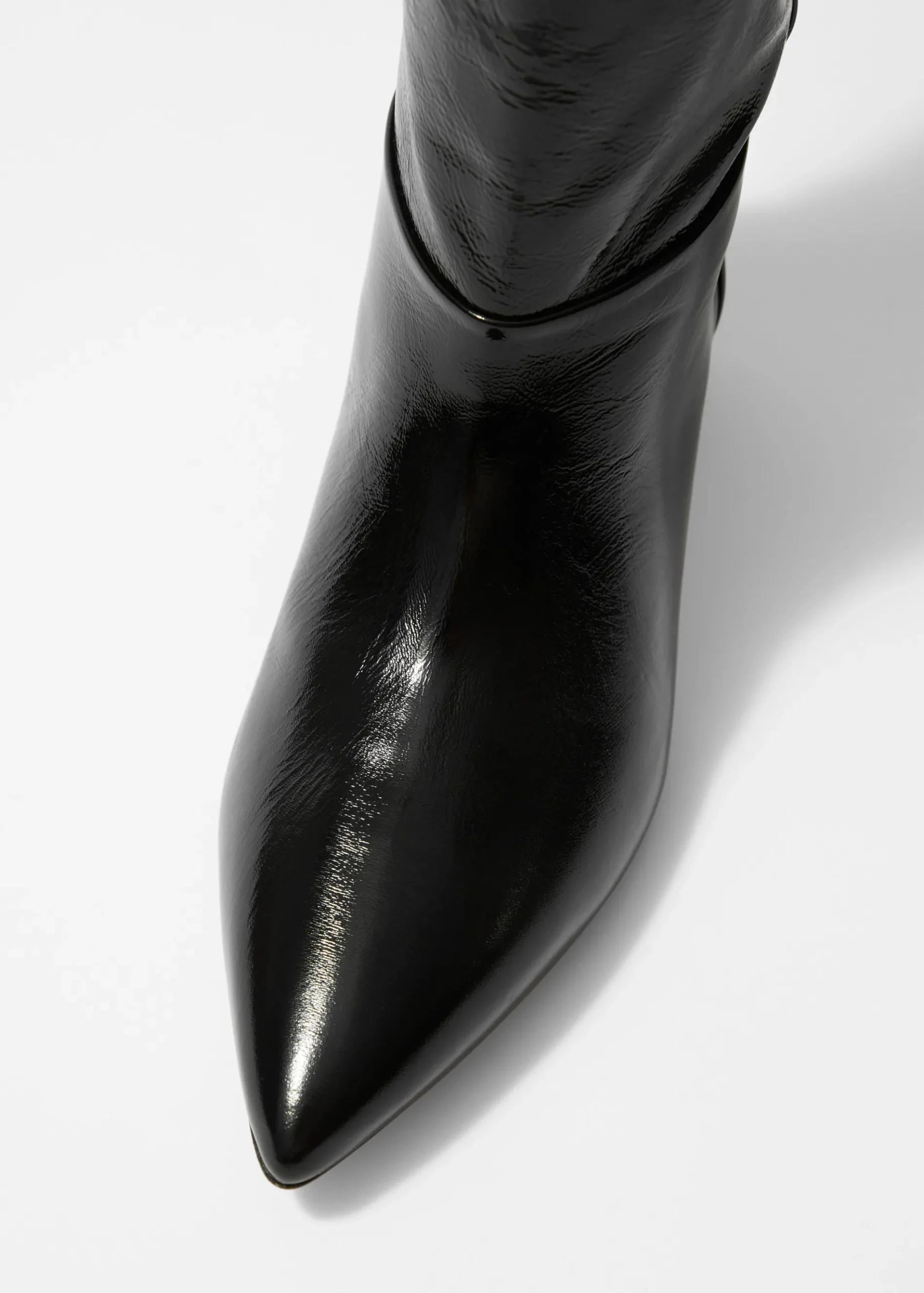 & Other Stories Kniehohe Stiefel mit spitzer Zehenpartie