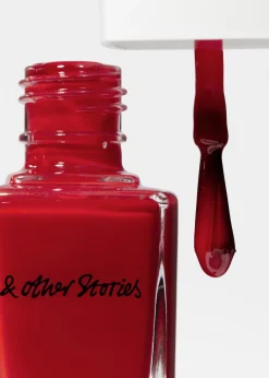 & Other Stories Lava Red Nagellack