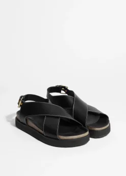 & Other Stories Ledersandalen mit überkreuzten Riemen