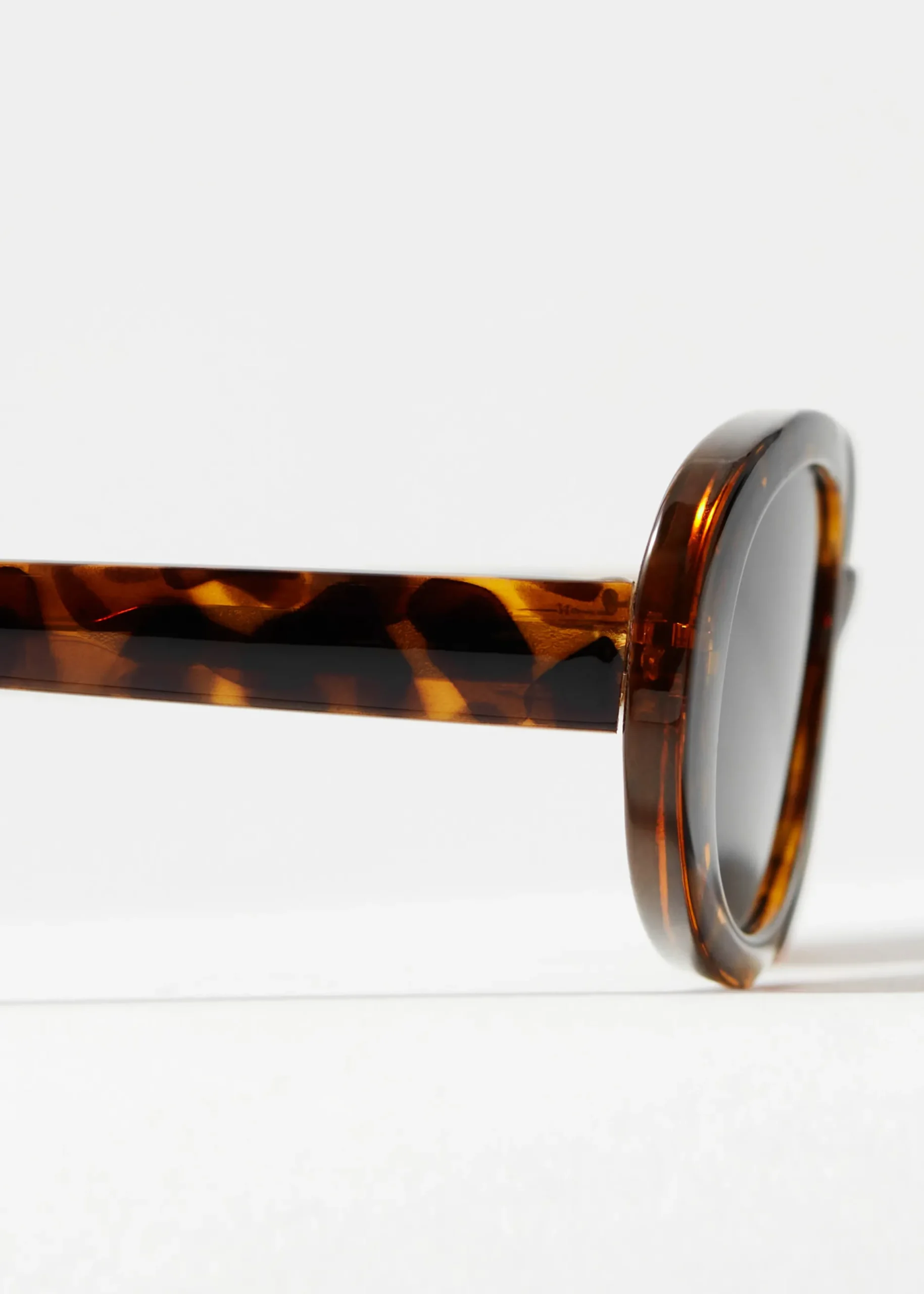 & Other Stories Ovale Sonnenbrille mit schmalem Rahmen