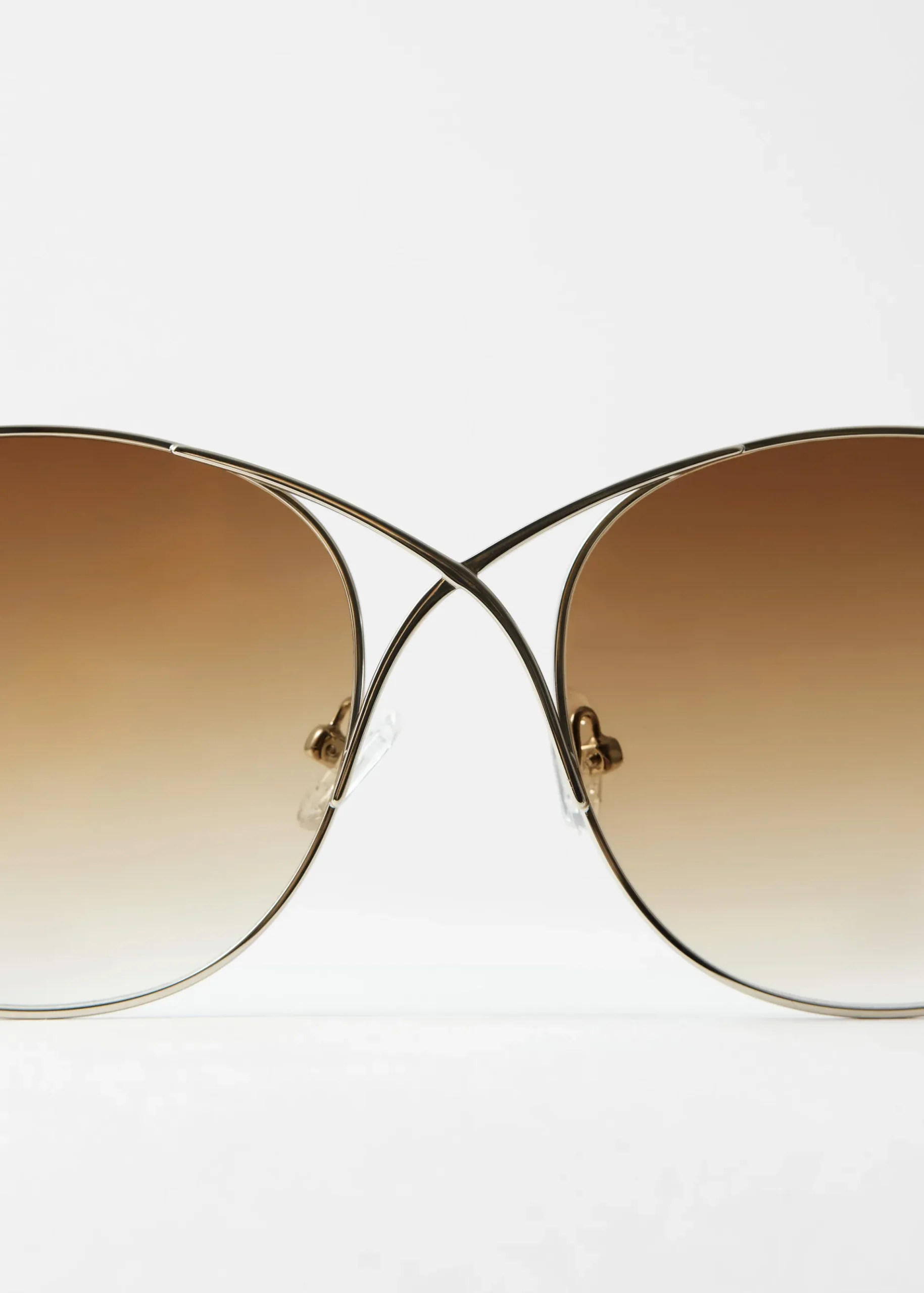 & Other Stories Oversized-Sonnenbrille mit überkreuztem Rahmen