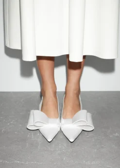 & Other Stories Satin-Pumps mit Schleifenverzierung