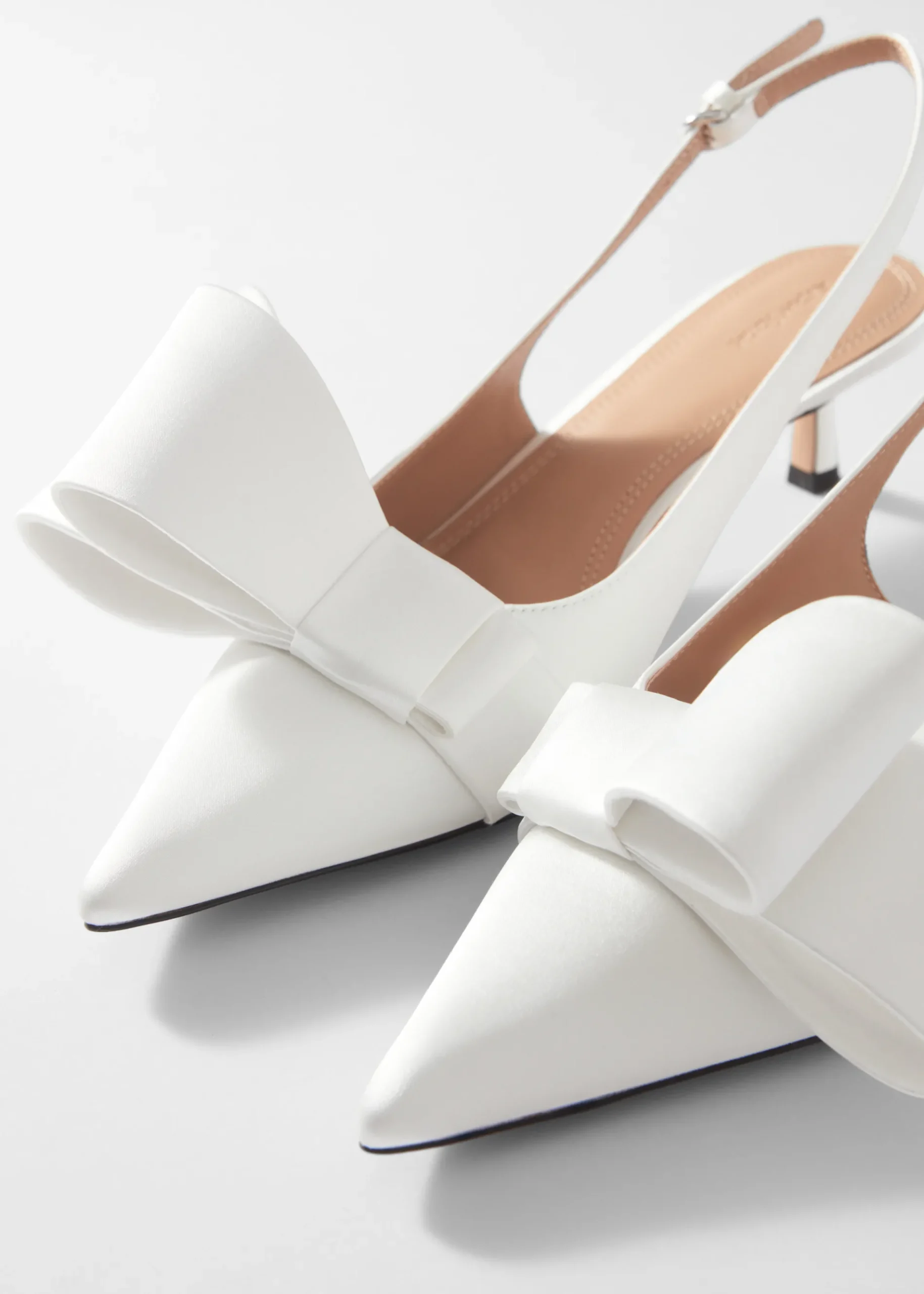 & Other Stories Satin-Pumps mit Schleifenverzierung