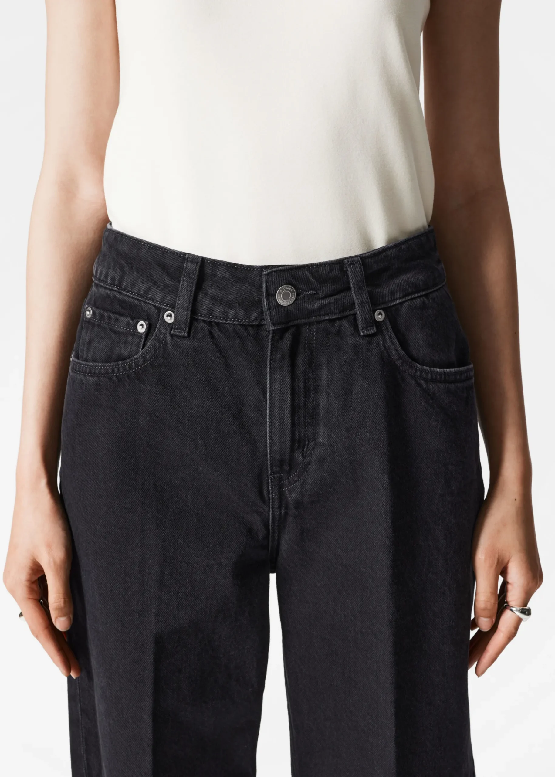 & Other Stories Schmal zulaufende Jeans
