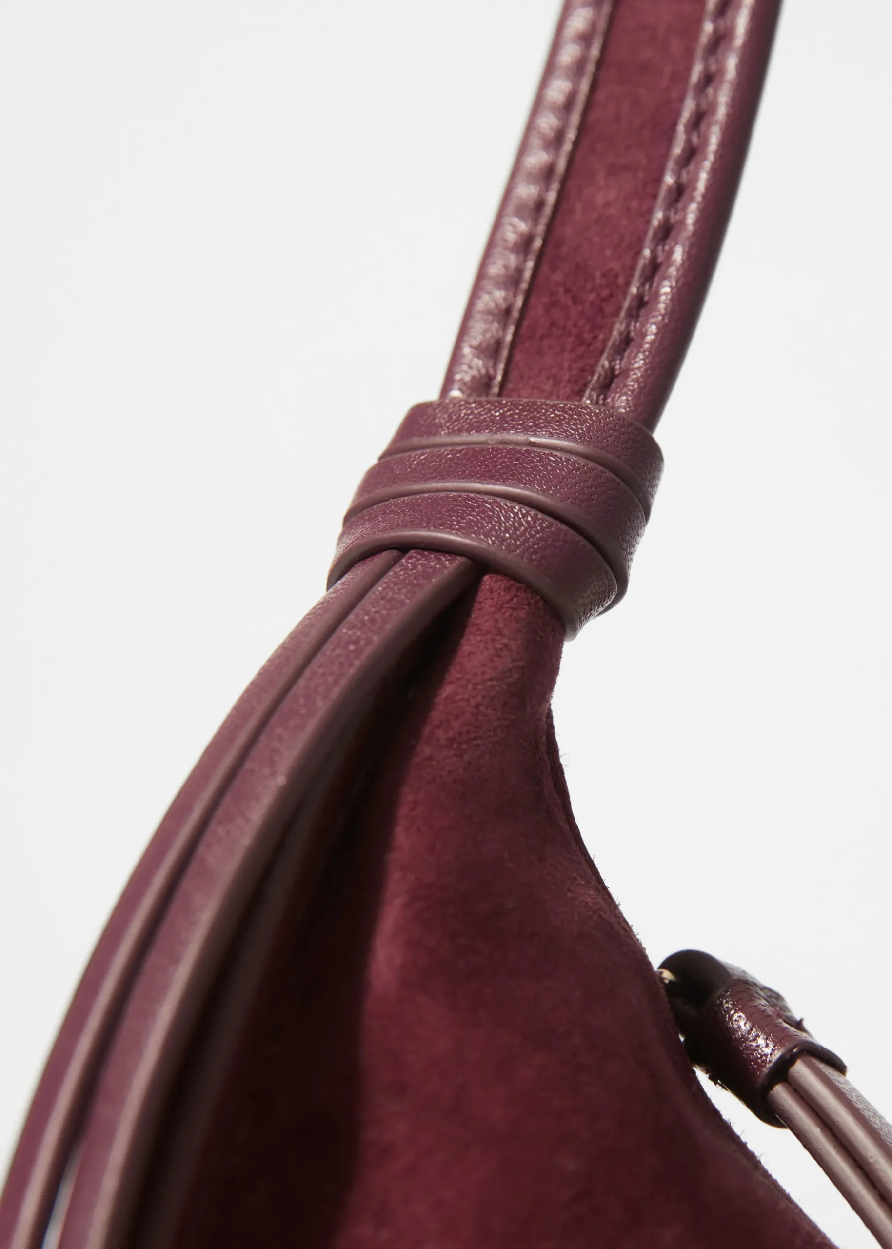 & Other Stories Schultertasche aus Veloursleder mit Fransen