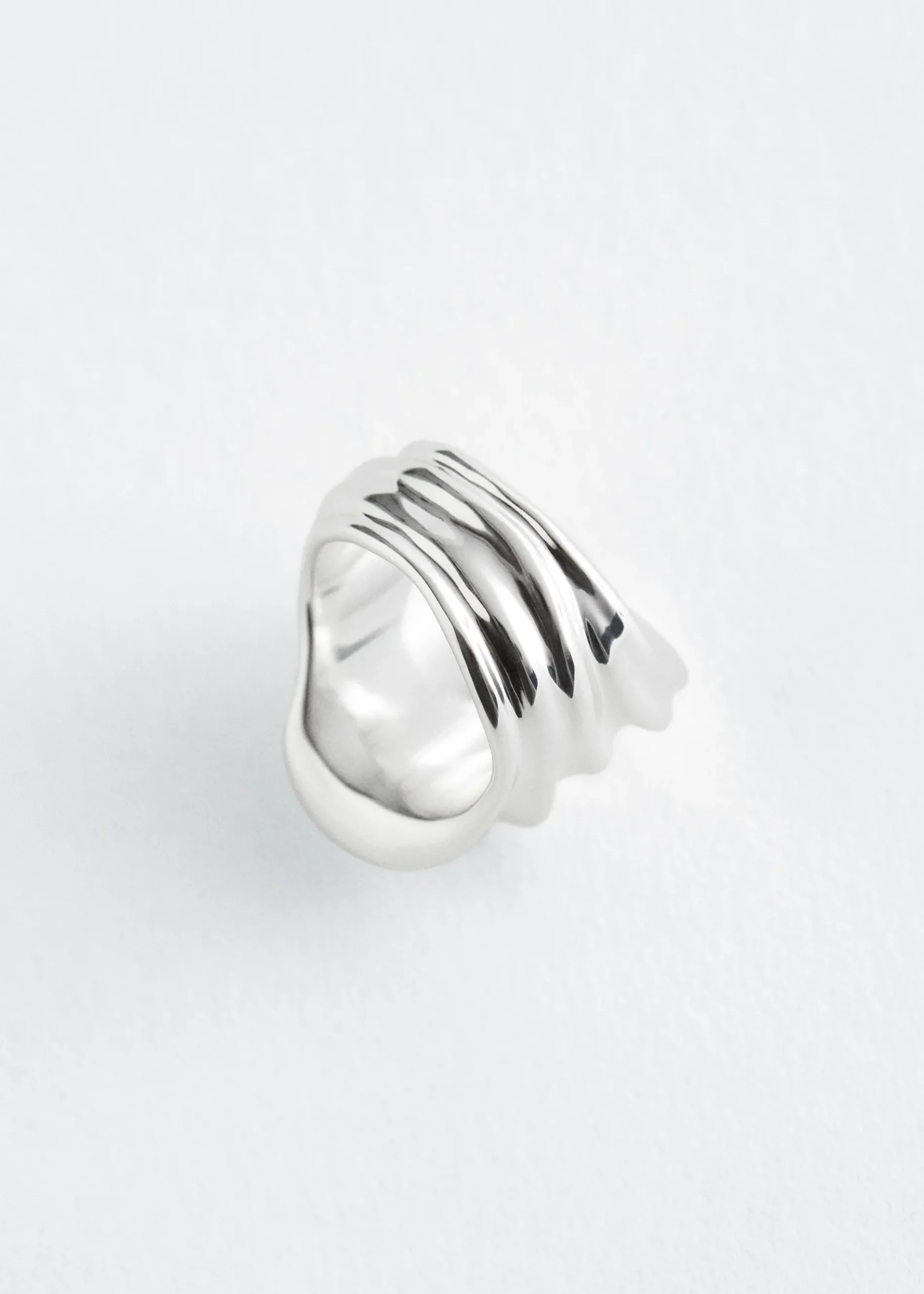 & Other Stories Skulpturaler Ring in Wellenform