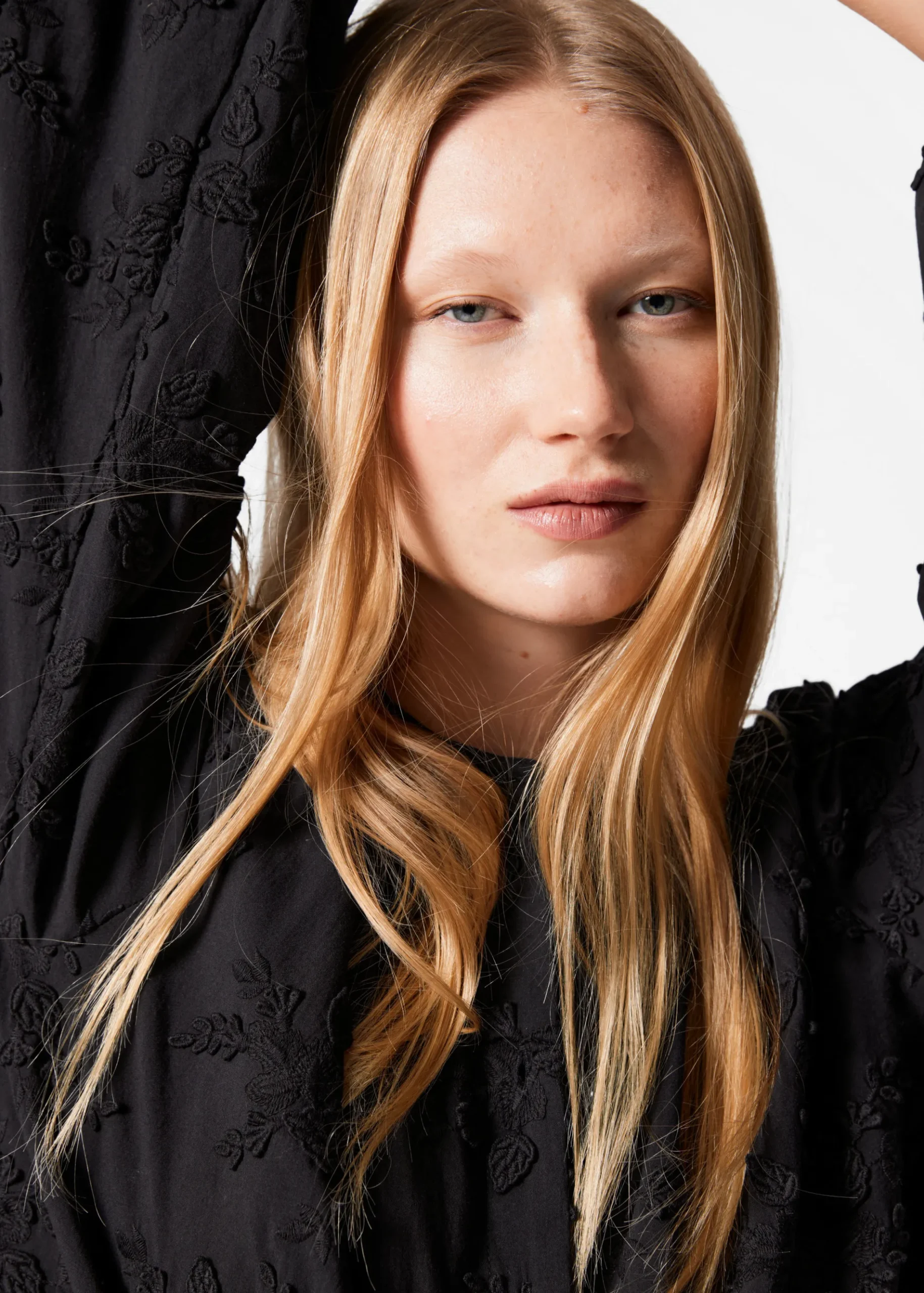 & Other Stories Voluminöse Bluse mit Blumenapplikation
