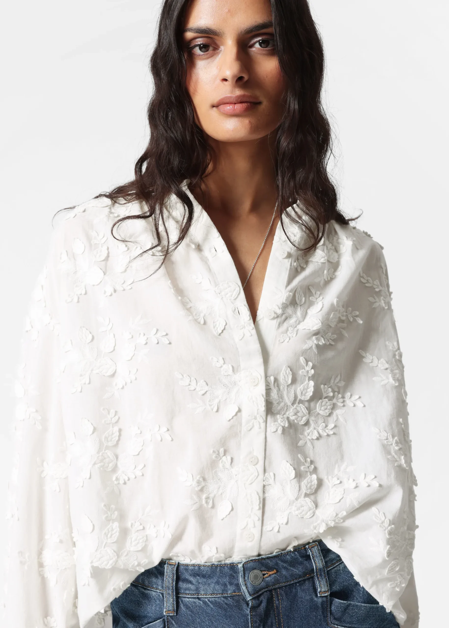 & Other Stories Voluminöse Bluse mit Blumenapplikation