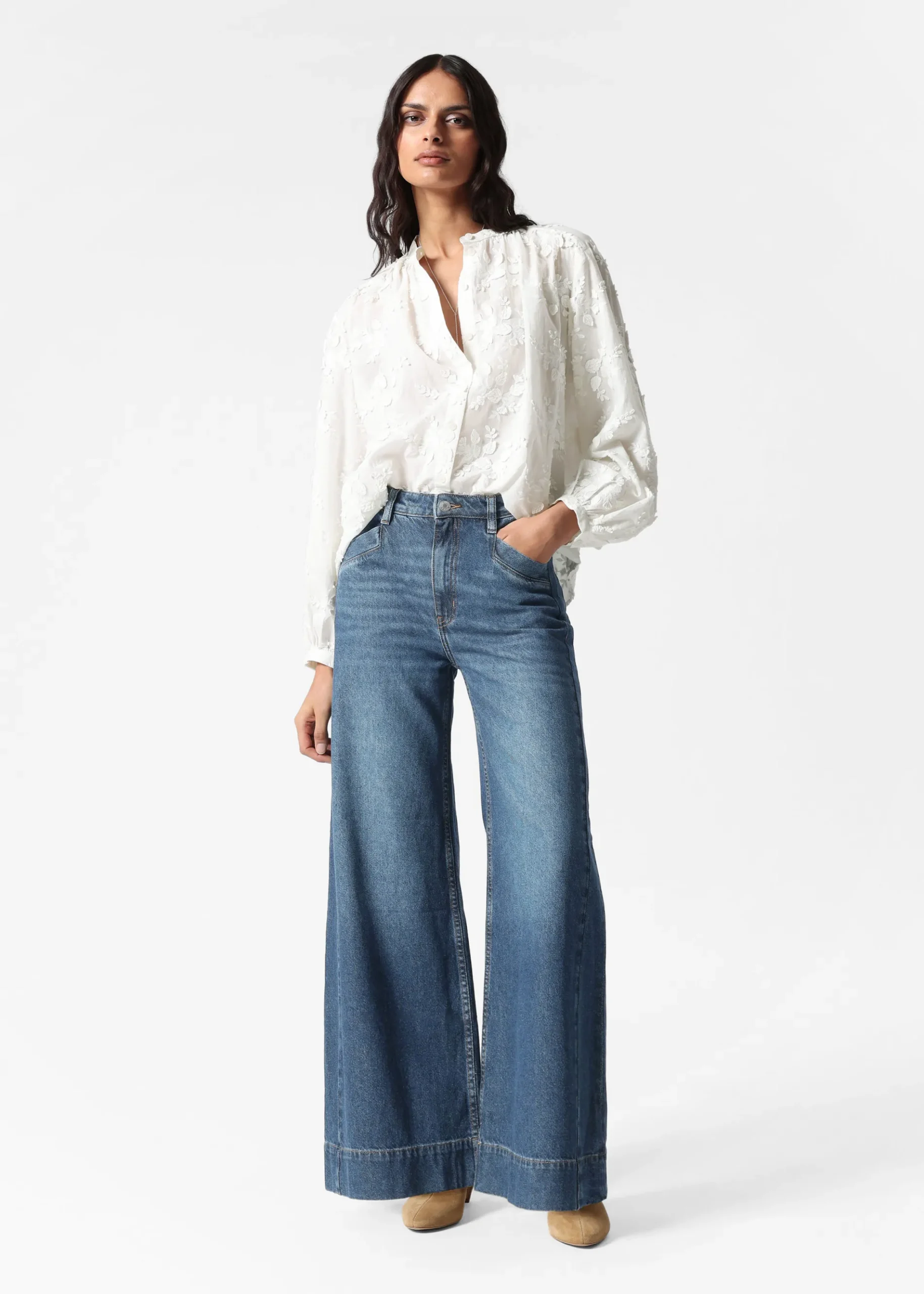 & Other Stories Voluminöse Bluse mit Blumenapplikation