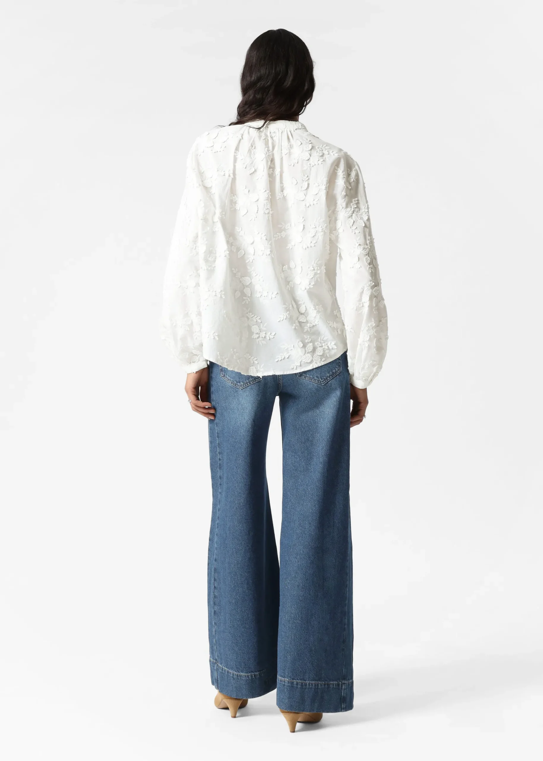 & Other Stories Voluminöse Bluse mit Blumenapplikation
