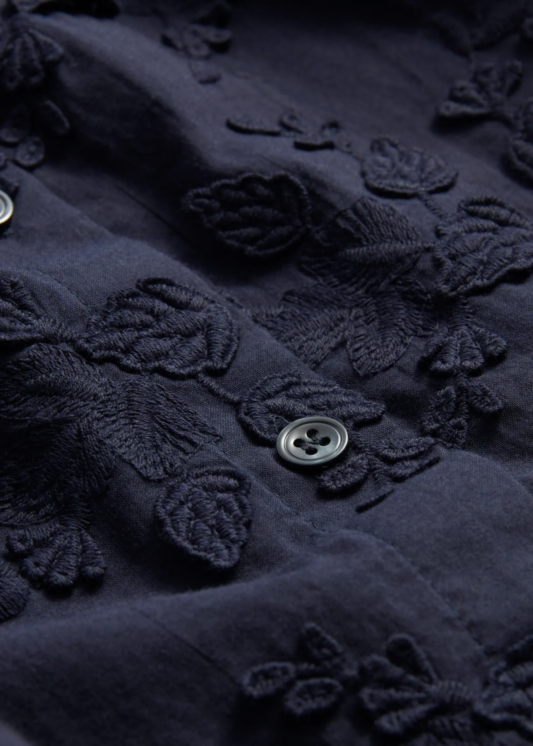 & Other Stories Voluminöse Bluse mit Blumenapplikation