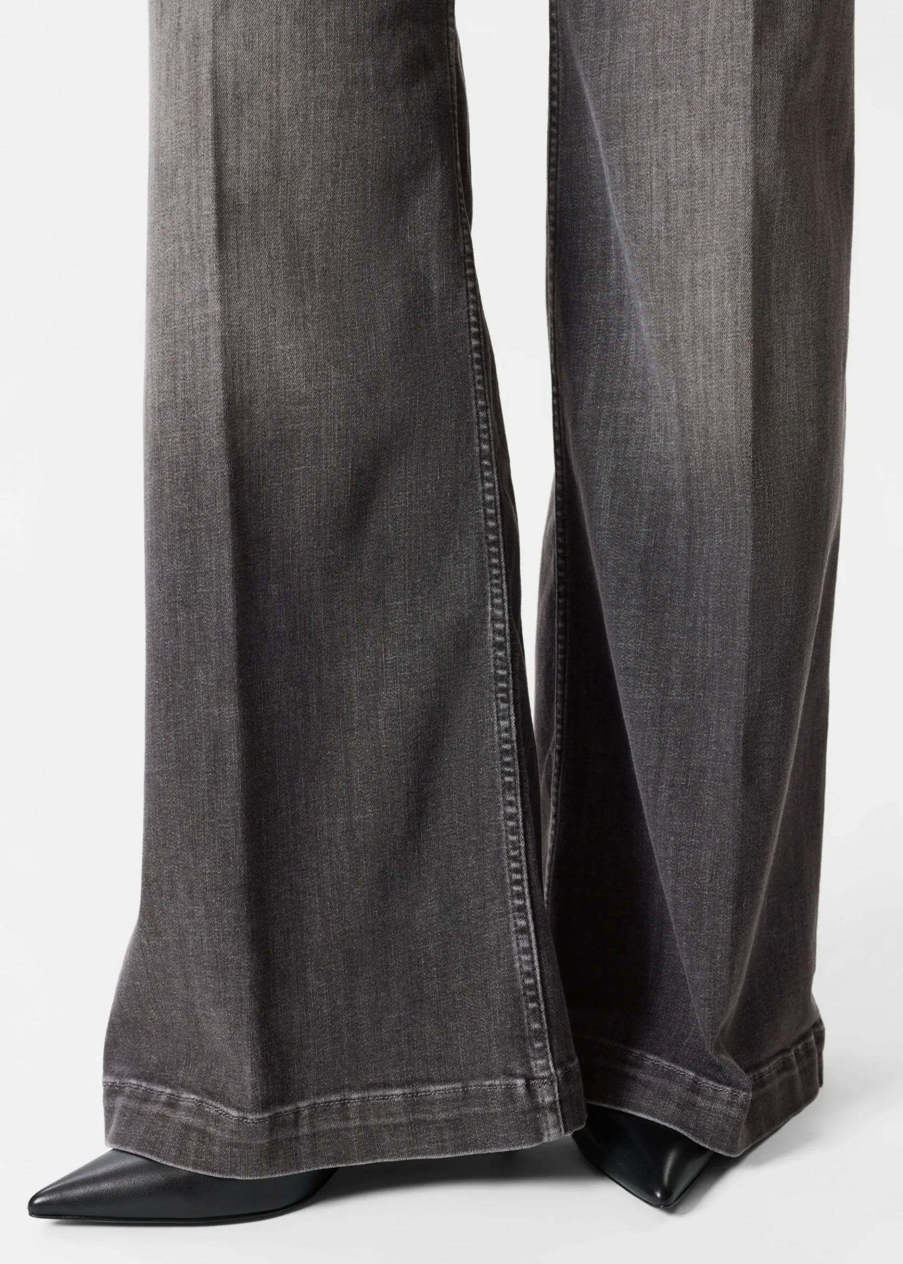 & Other Stories Weite Jeans mit Bügelfalten