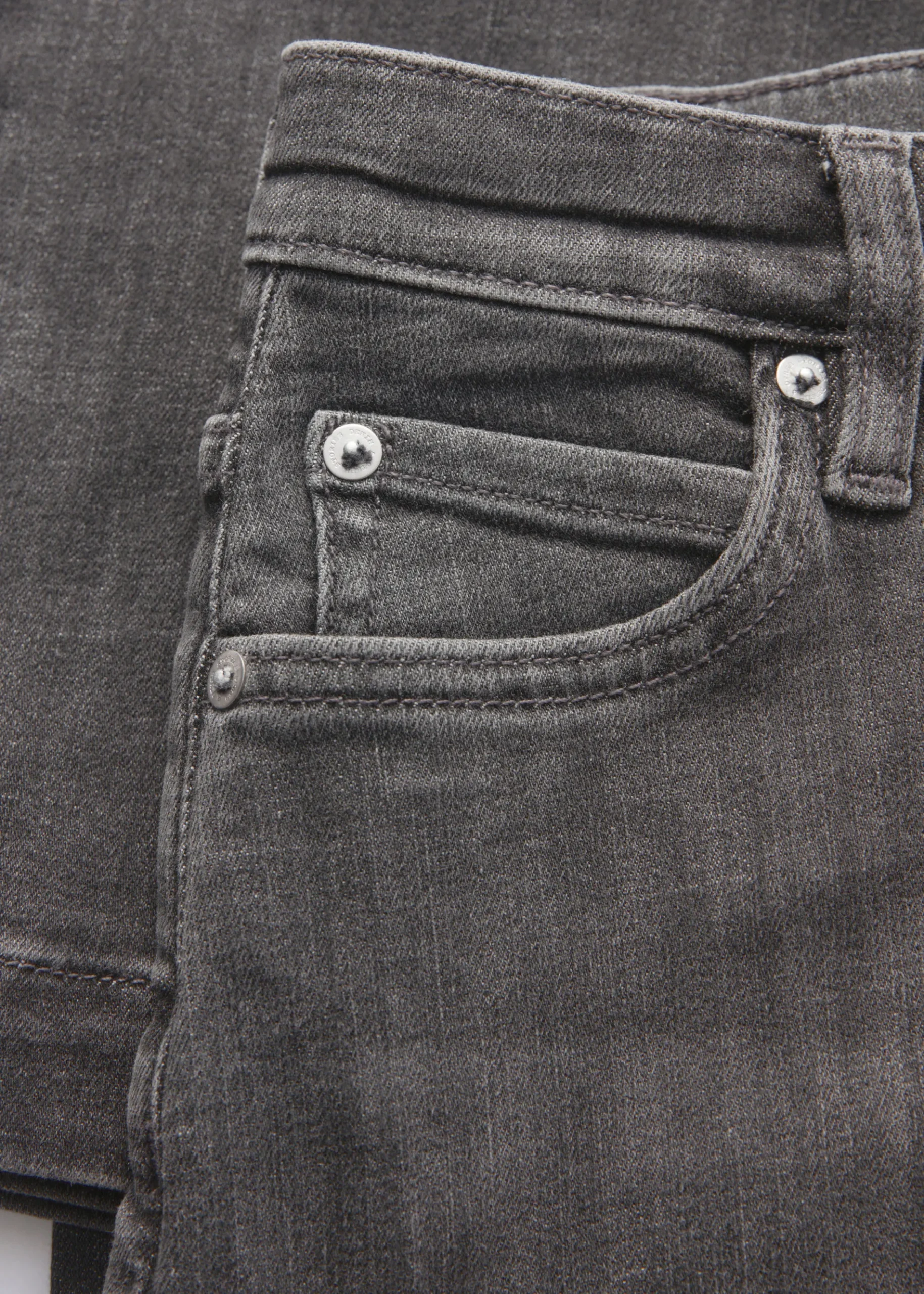& Other Stories Weite Jeans mit Bügelfalten