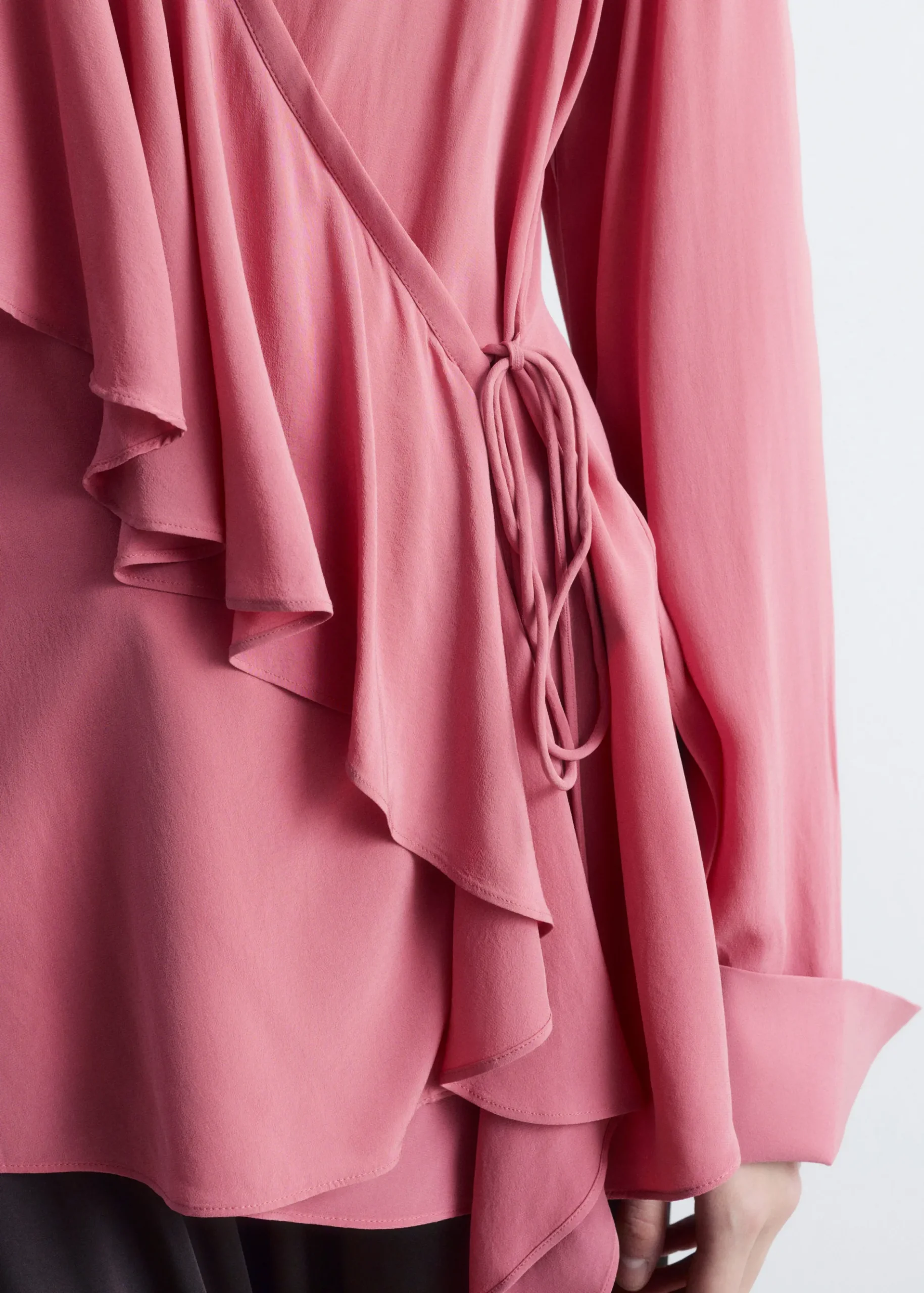 & Other Stories Wickelbluse mit Rüschen